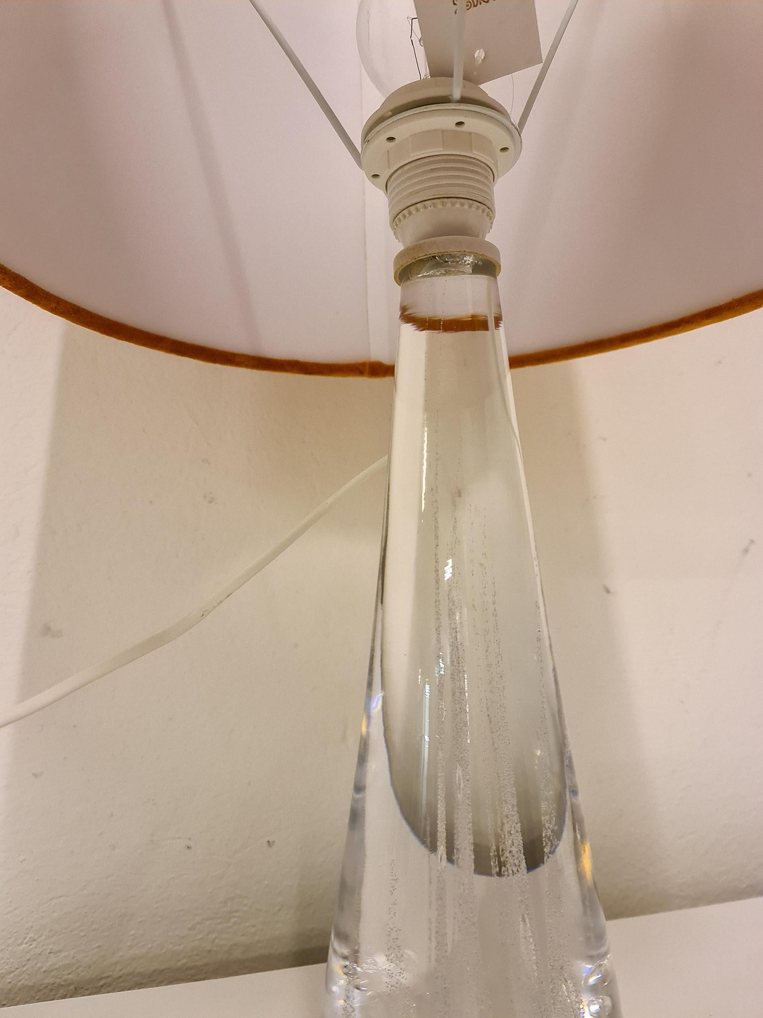 Lámpara de sobremesa de cristal de mediados de siglo by Vicke Lindstrand Kosta, Suecia en Bueno estado para la venta en Hillringsberg, SE
