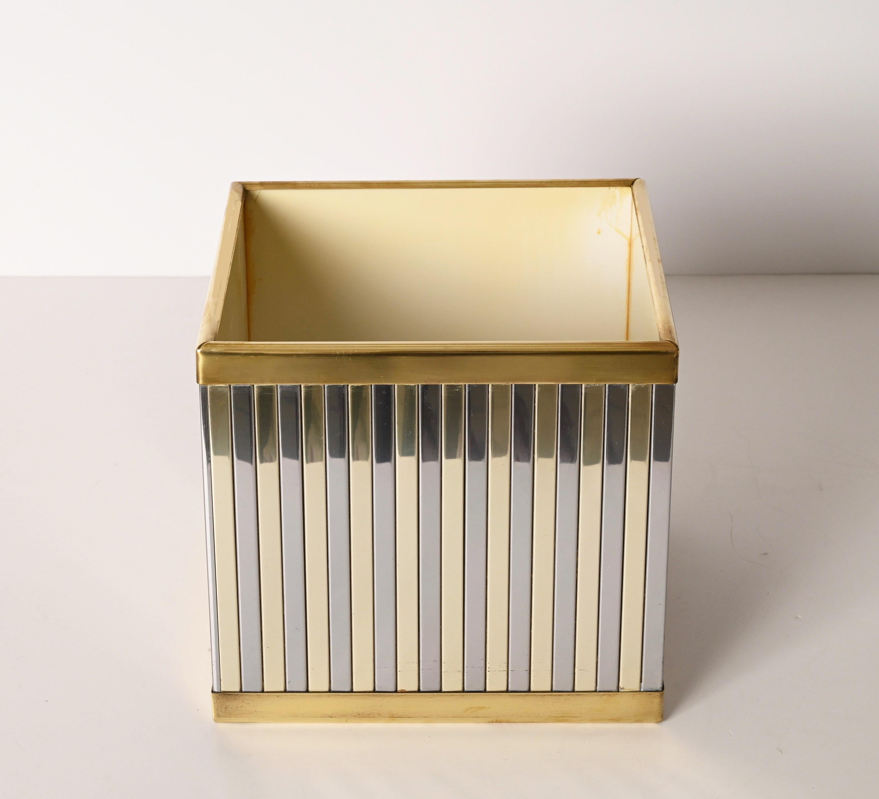 Mid-Century Cubic Brass and Chromed Metal Italian Newspaper Rack, 1970s For Sale 5