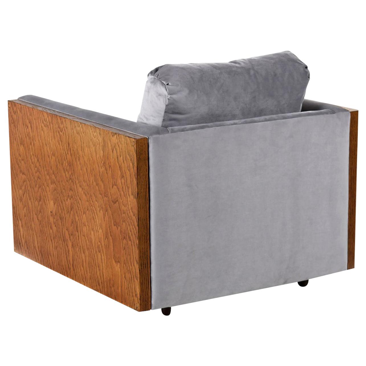 Ce fauteuil club cubiste des années 1970 est imposant, large, lourd, masculin et robuste. Les sièges profonds et les coussins épais contribuent au confort tout en offrant une hauteur d'assise élevée. Réalisé dans le style du célèbre designer Milo