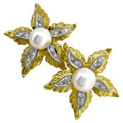 Pendientes de perlas Akoya de 8,5 mm en forma de flor grande de oro de 18 quilates y platino con diamantes