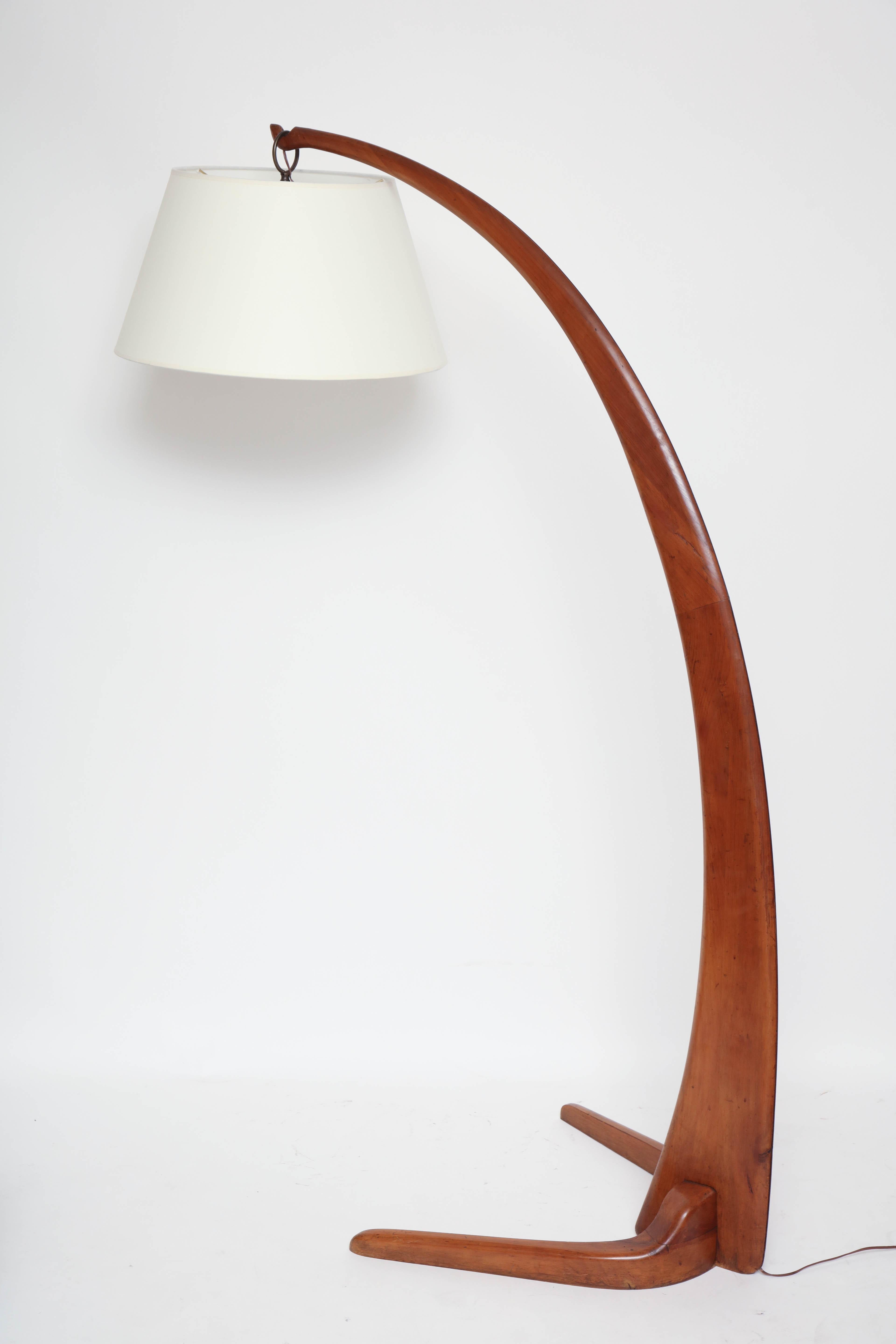 Midcentury Curved Cherry Wood Reading Lamp with Shade, Italy, circa 1950 In Excellent Condition In New York, NY