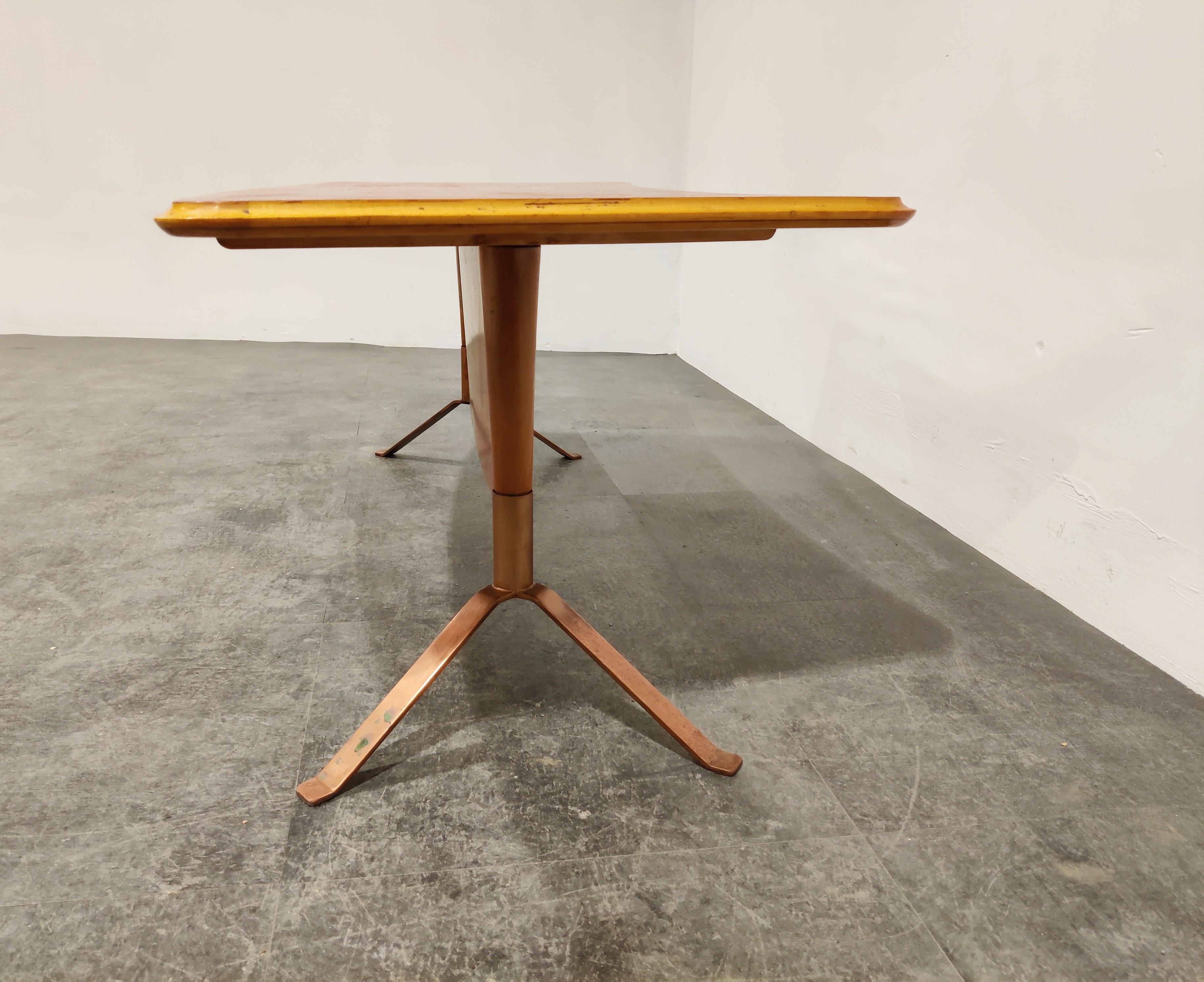 Geschwungener Couchtisch aus der Mitte des Jahrhunderts, 1960er Jahre (Kupfer) im Angebot