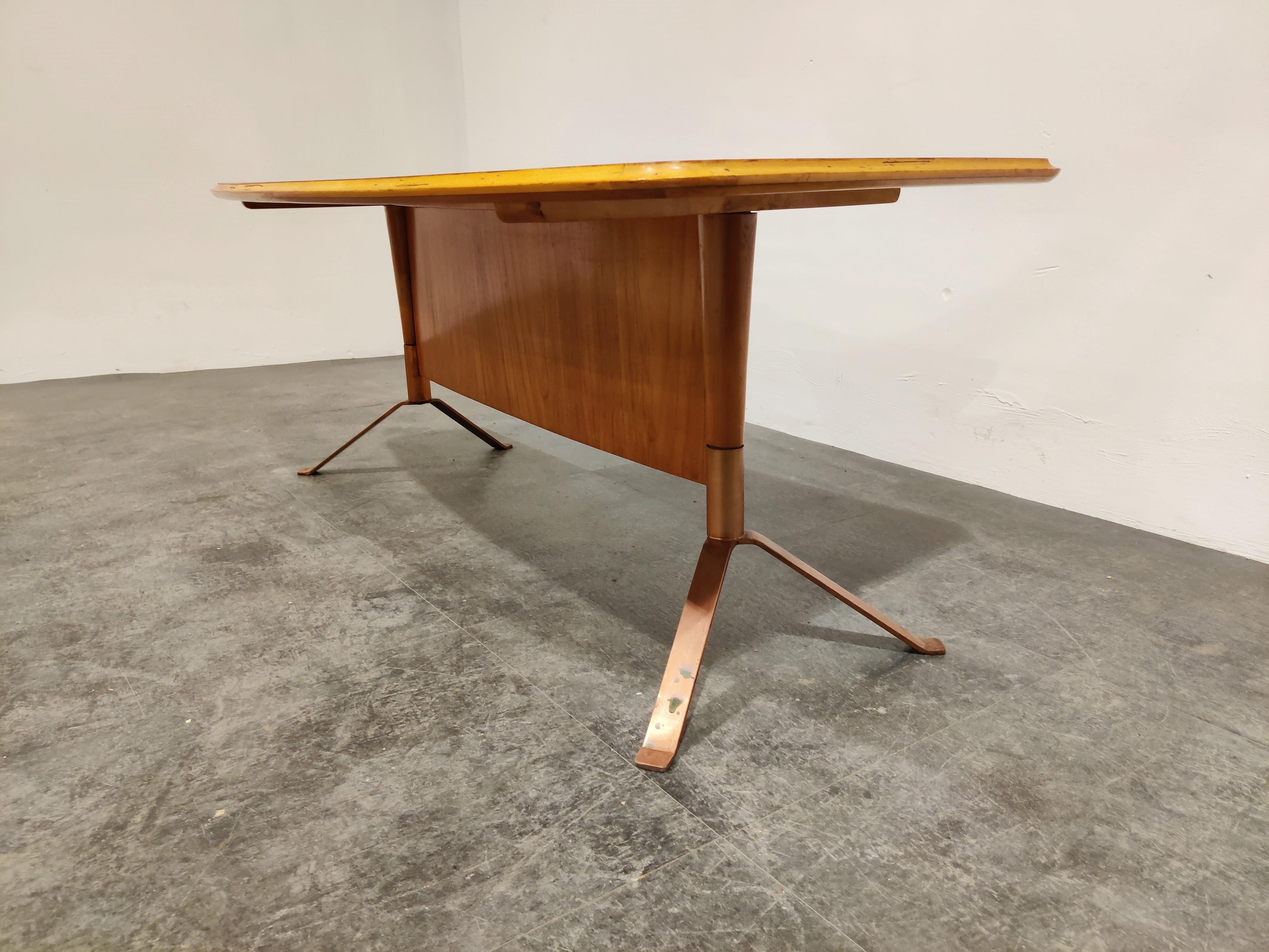 Geschwungener Couchtisch aus der Mitte des Jahrhunderts, 1960er Jahre im Angebot 1