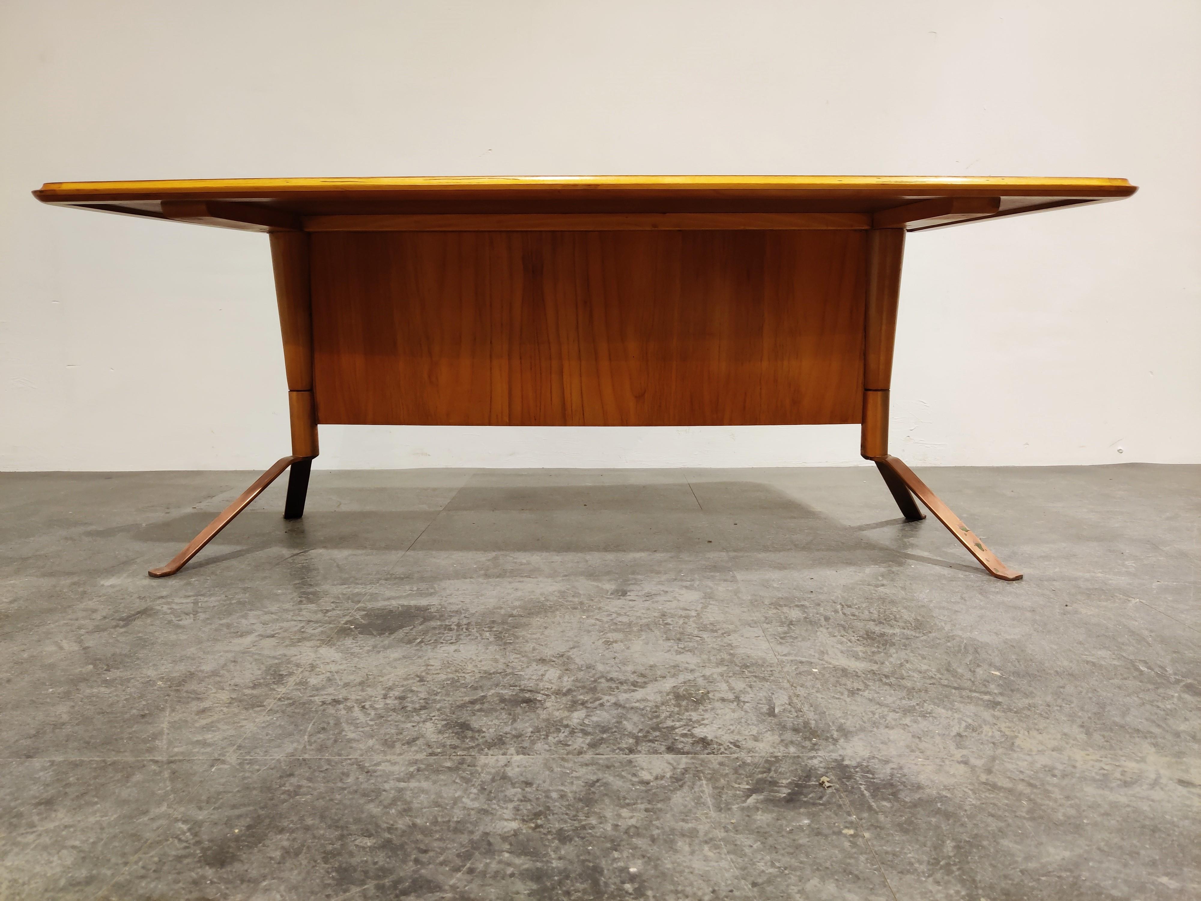 Geschwungener Couchtisch aus der Mitte des Jahrhunderts, 1960er Jahre im Angebot 2