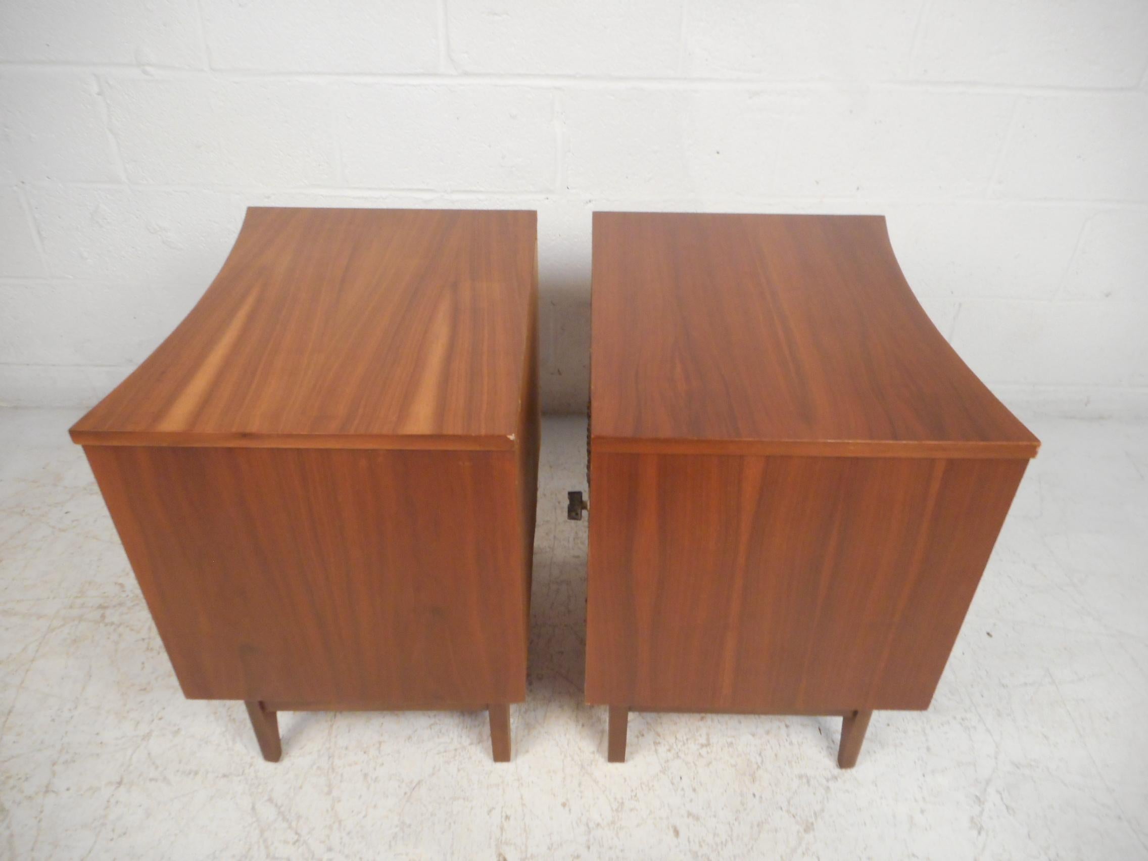 Midcentury Curved Front Nightstands, a Pair In Good Condition In Brooklyn, NY