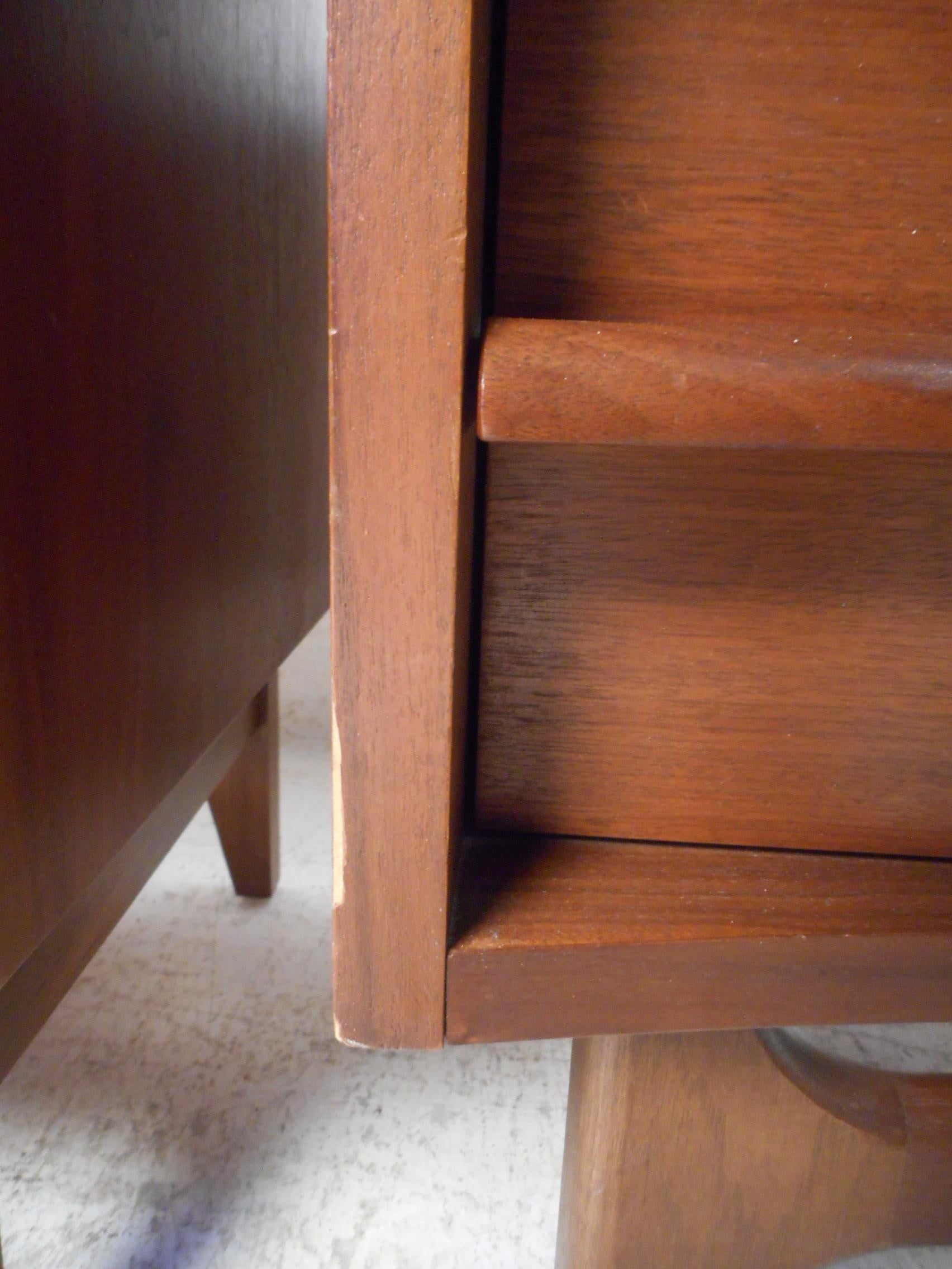 Midcentury Curved Front Nightstands, a Pair 2