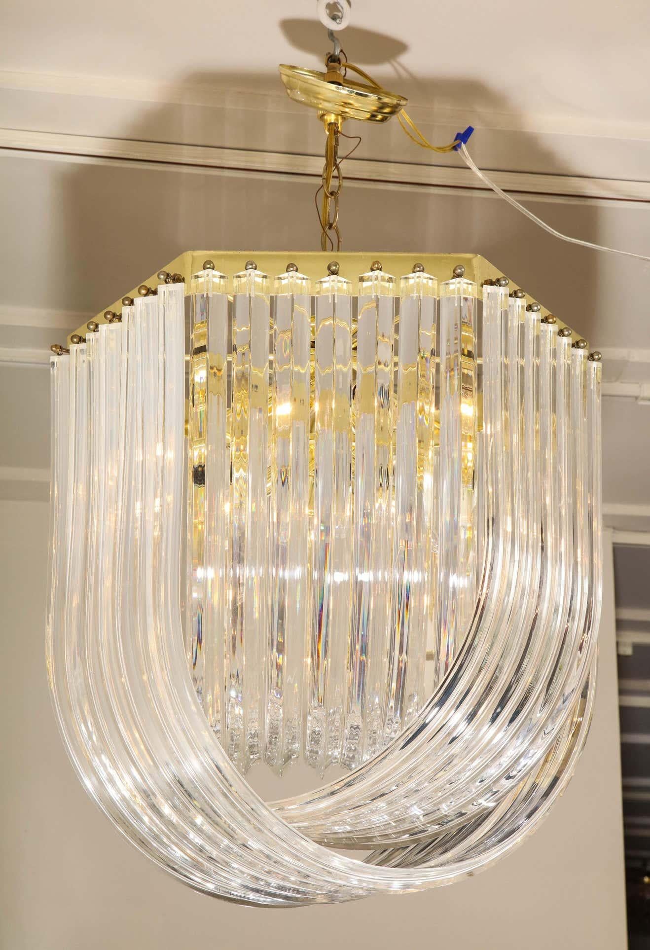 Midcentury Curved Lucite Ribbon Chandelier in Brass In Good Condition For Sale In New York, NY