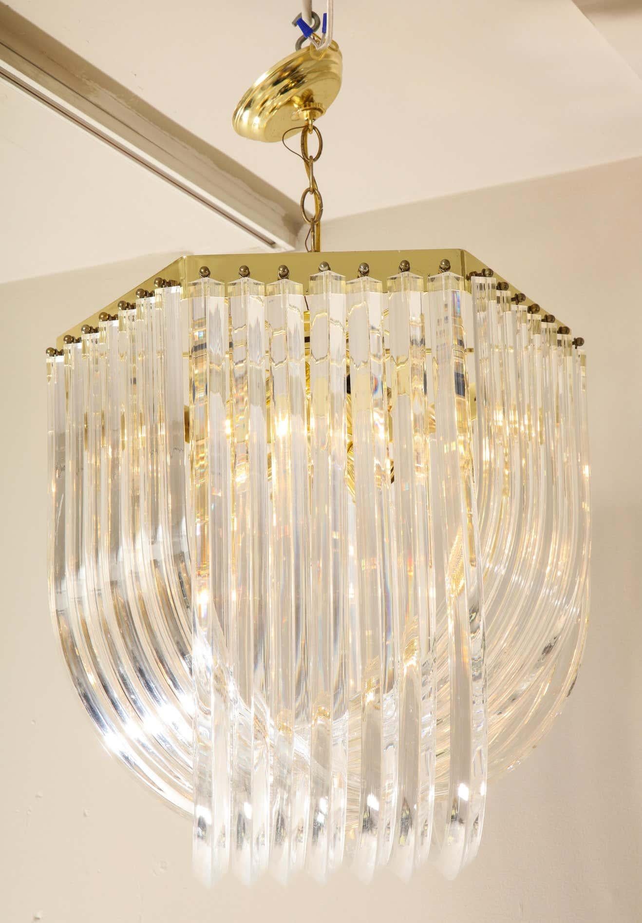 Late 20th Century Midcentury Curved Lucite Ribbon Chandelier in Brass For Sale