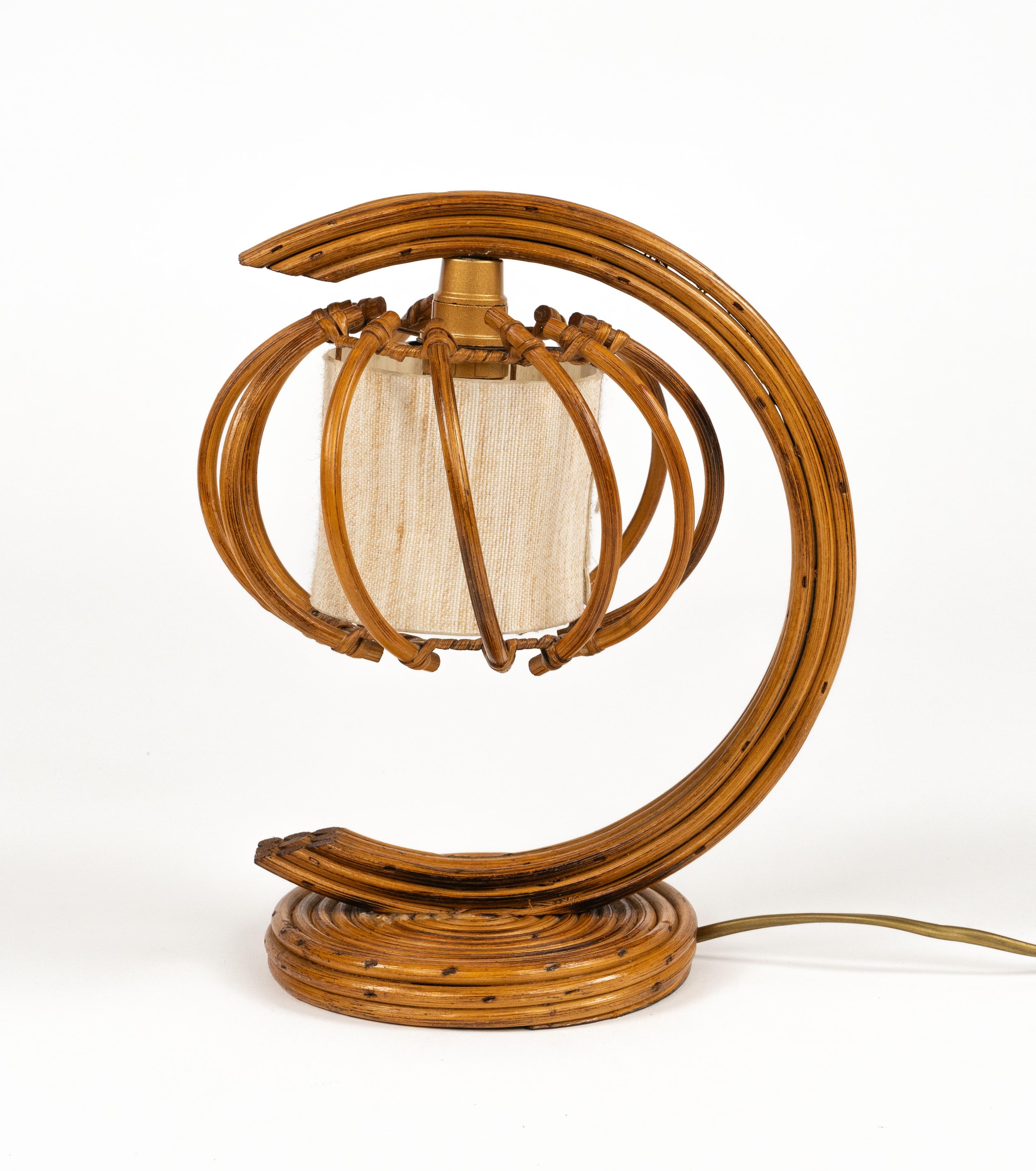Preciosa lámpara de sobremesa de mediados de siglo de ratán curvado, bambú y tela al estilo de Louis Sognot.

Fabricado en Italia en la década de 1970.

Nuevo sistema eléctrico Enchufe europeo (funciona fuera de la UE con un simple adaptador de