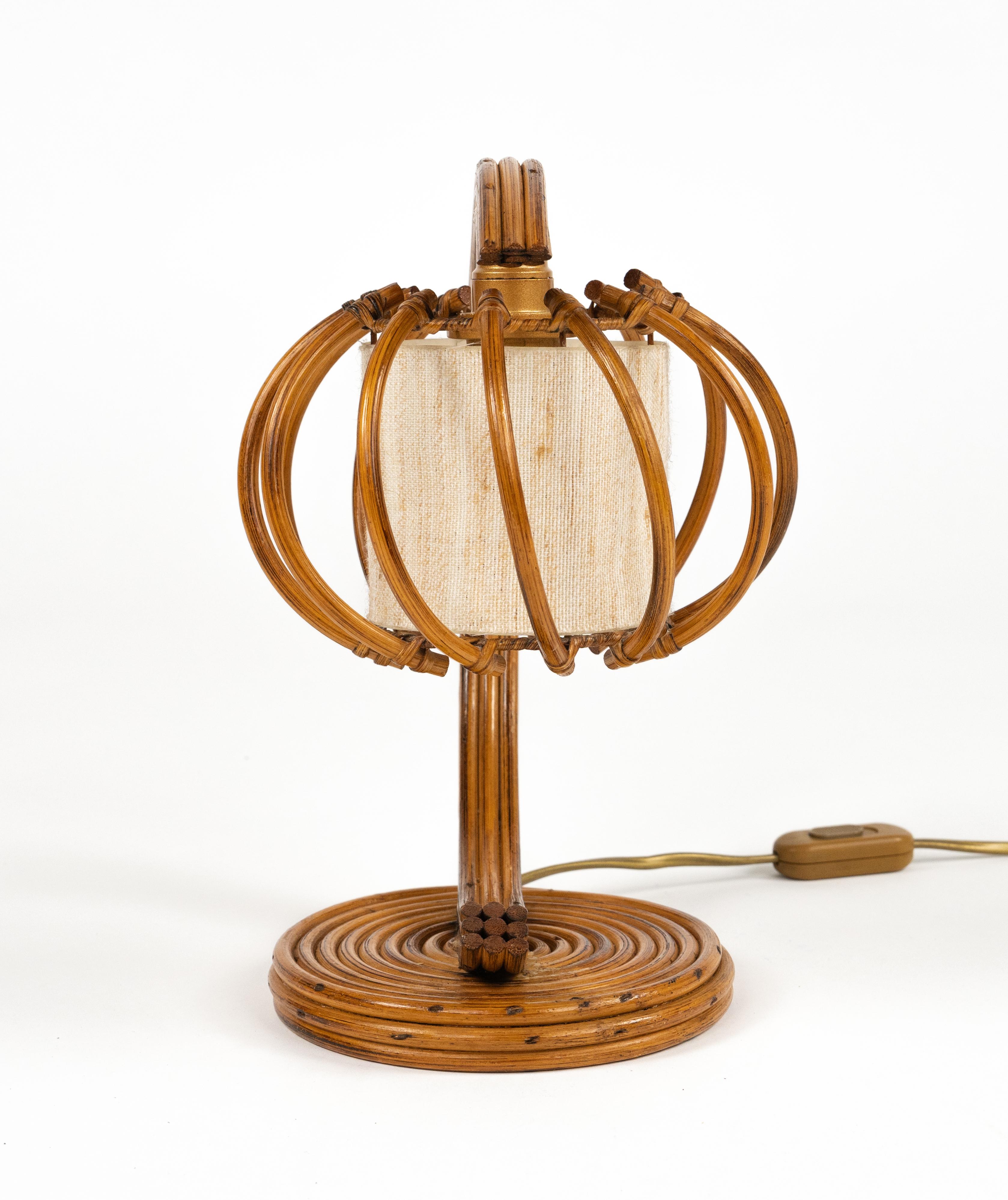 Lámpara de sobremesa curvada de ratán y tela de mediados de siglo Estilo Louis Sognot, Italia Años 70 en Bueno estado para la venta en Rome, IT