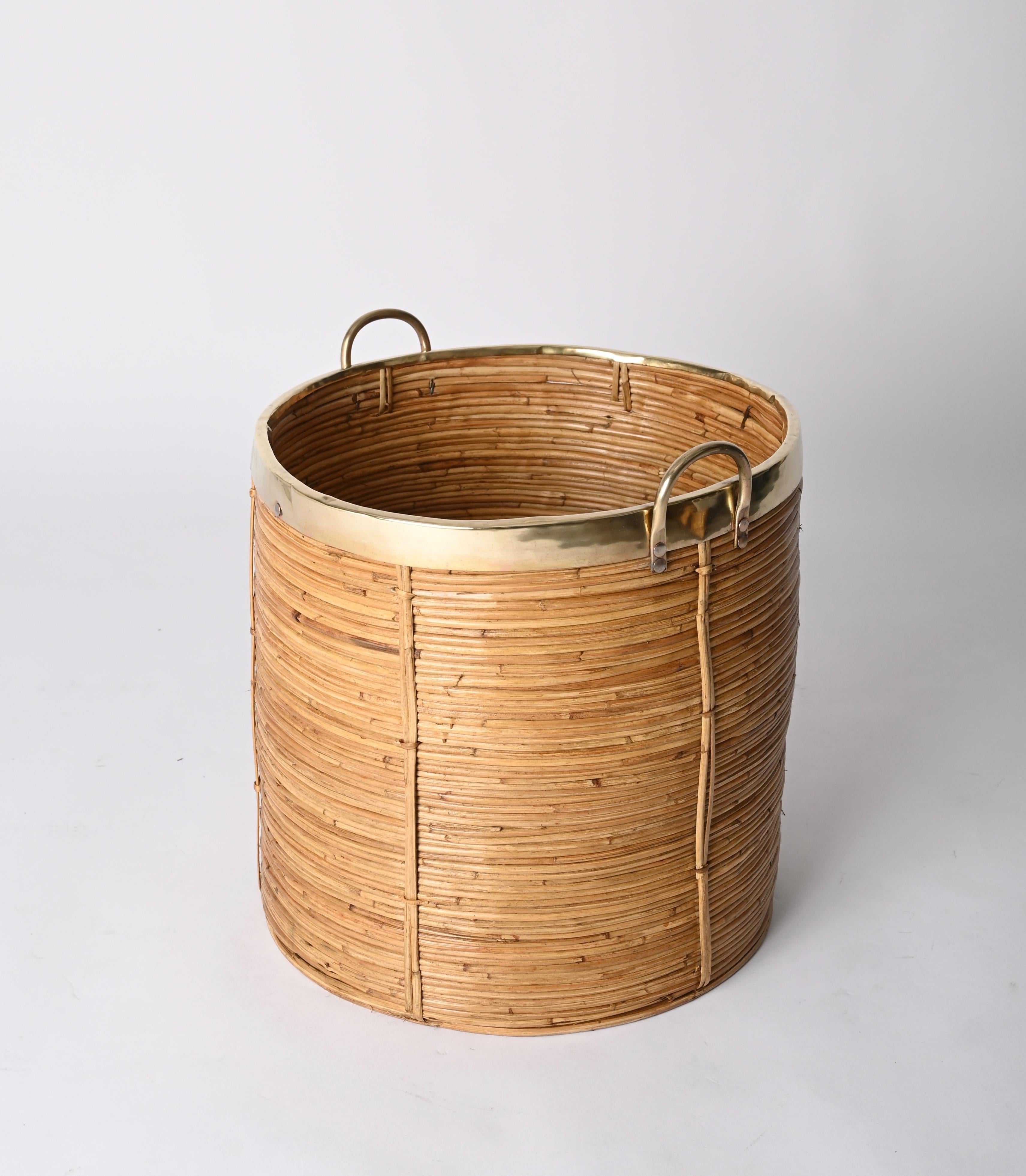 Gorgeous large decorative basket fully made in curved rattan, wicker and brass. This lovely object is attributed to Vivai del Sud and made in Italy during the 1970s. 

This stunning round decorative basket is fully made in curved rattan, decorated