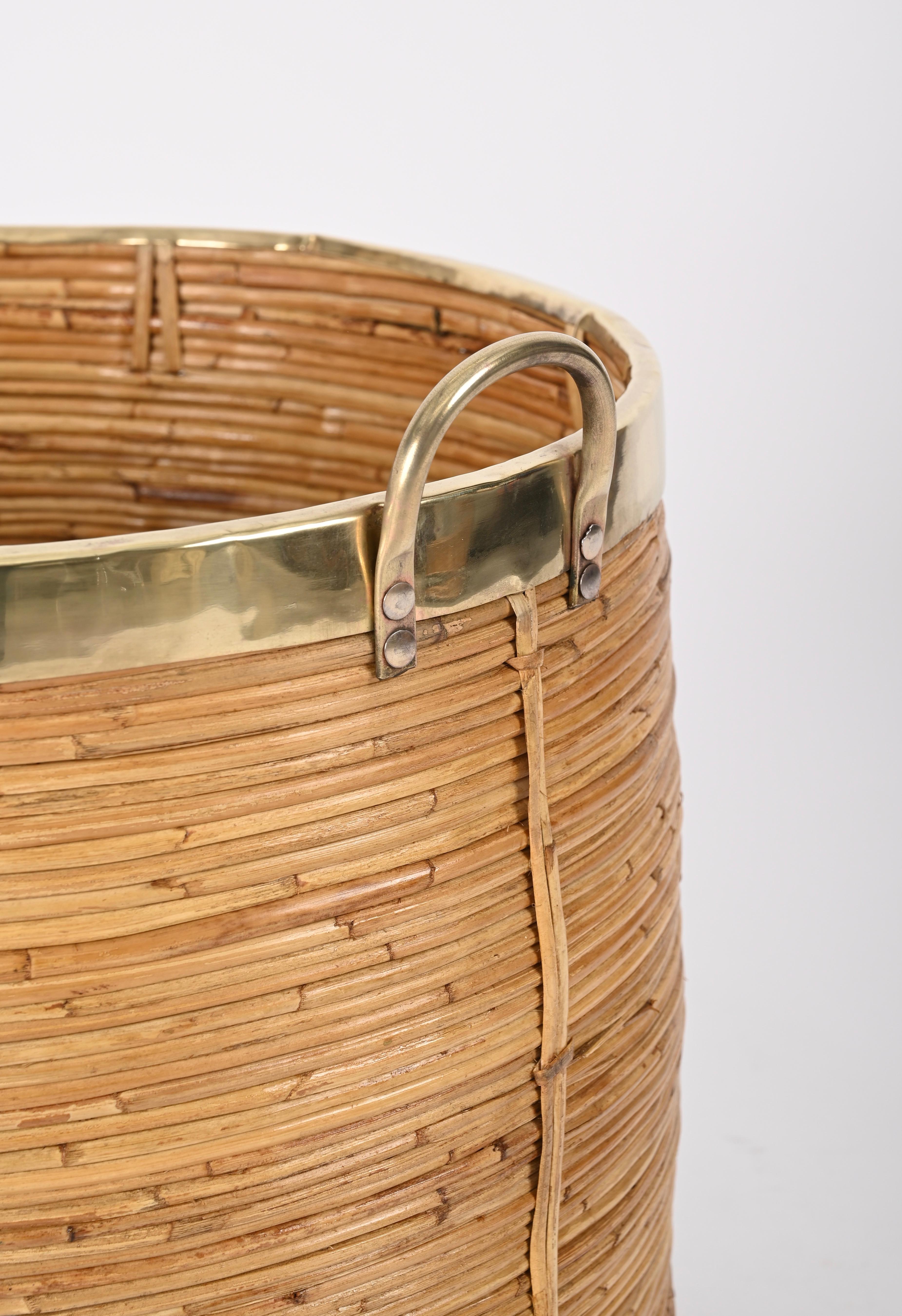Midcentury Curved Rattan, Brass and Wicker Basket, Vivai del Sud, Italy 1970s In Good Condition For Sale In Roma, IT