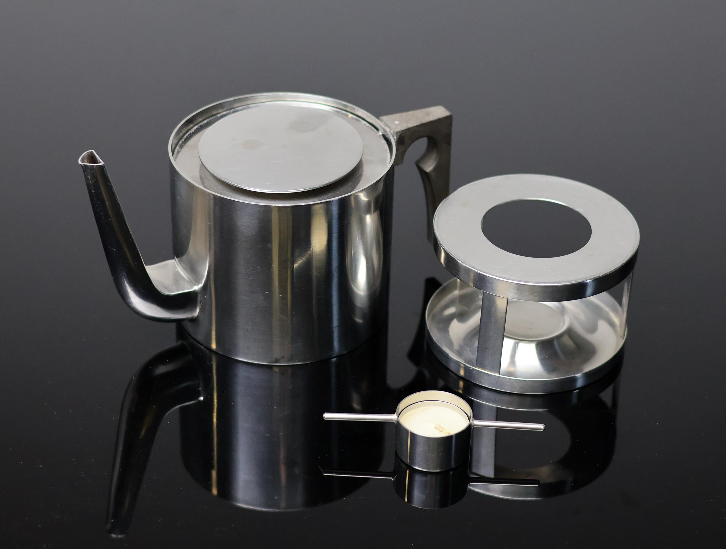 Complete Cylinda Line stainless steel tea set, designed in 1967 by Arne Jacobsen and manufactured by Stelton Denmark. 
Consisting of: 
tea pot with lid, 9.25