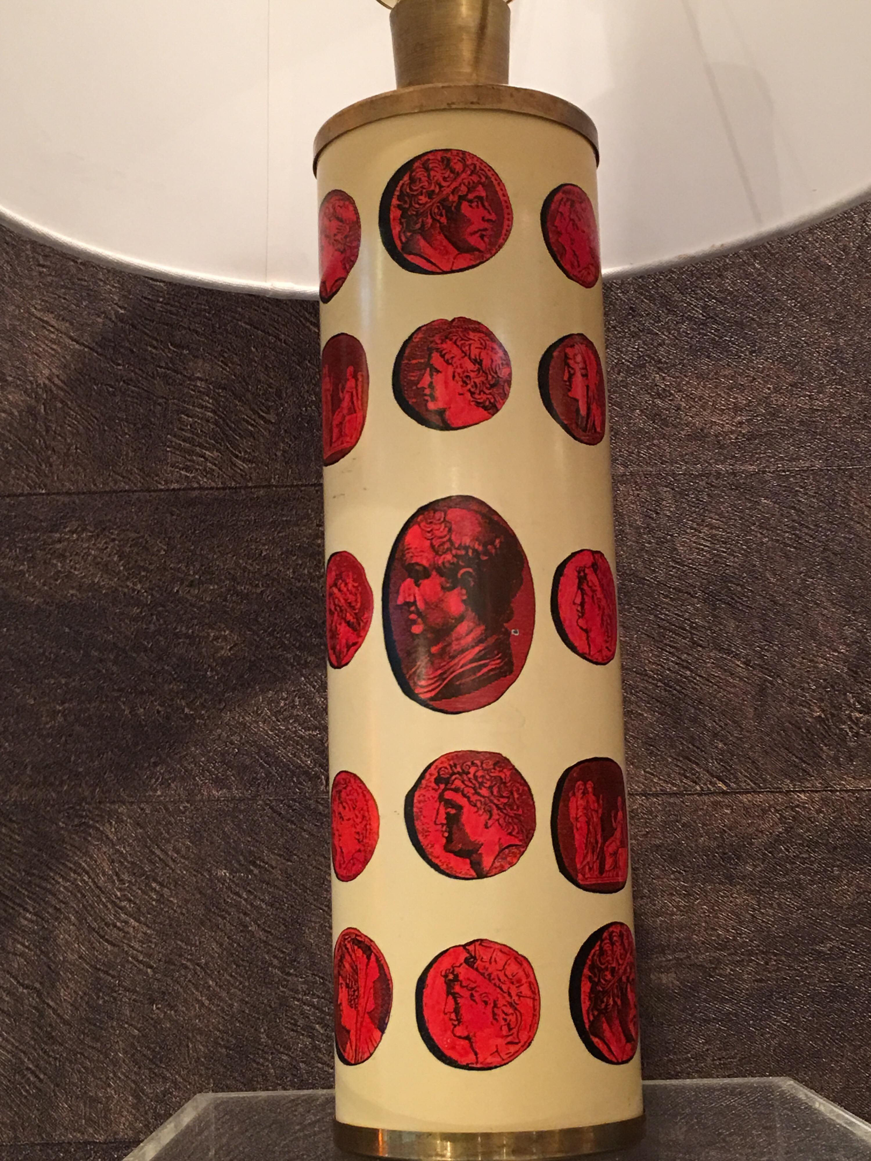 Mid-Century Modern Lampe cylindrique en laiton moderne Cammei de style Piero Fornasetti en vente