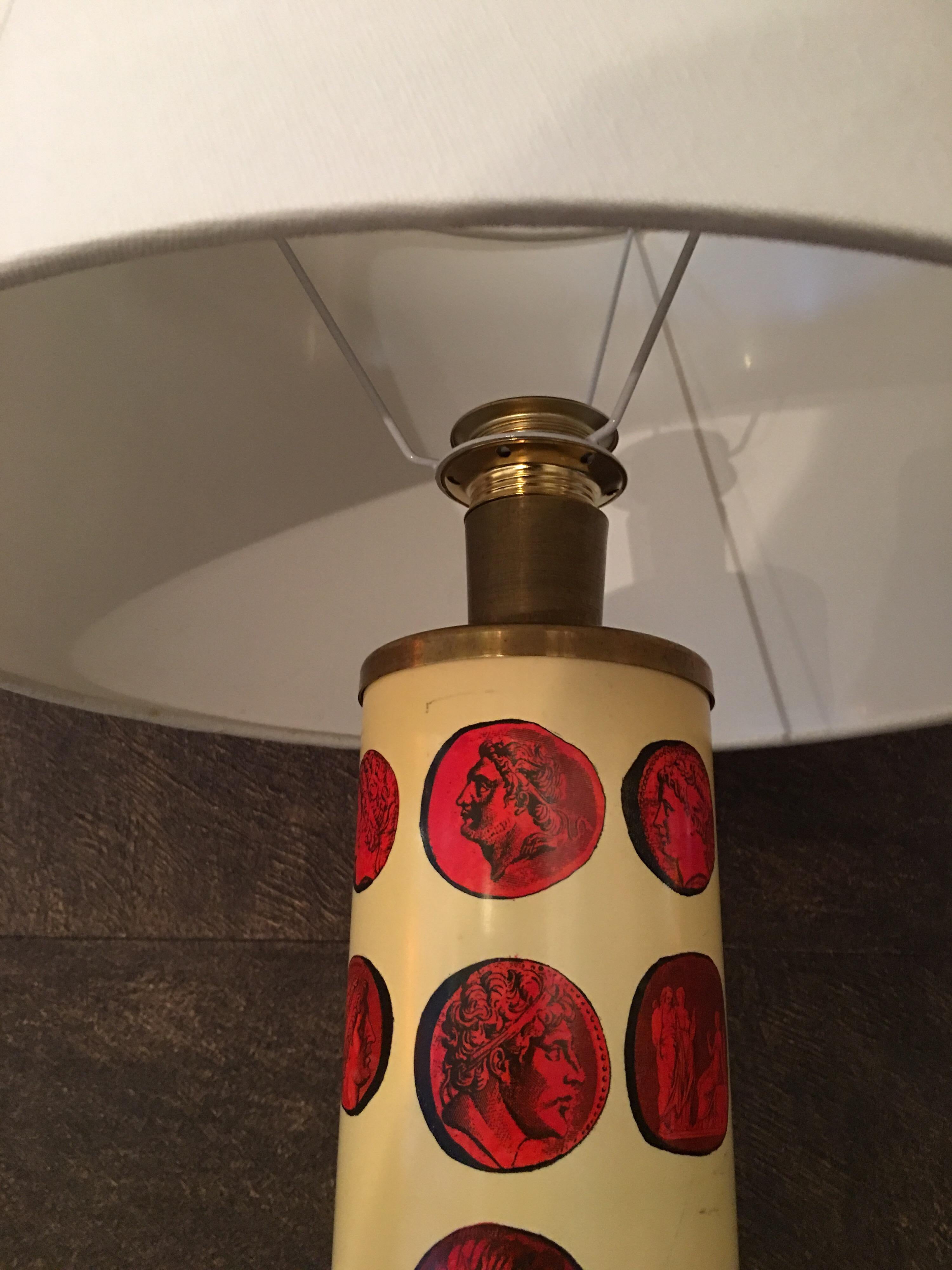 Lampe cylindrique en laiton moderne Cammei de style Piero Fornasetti en vente 1