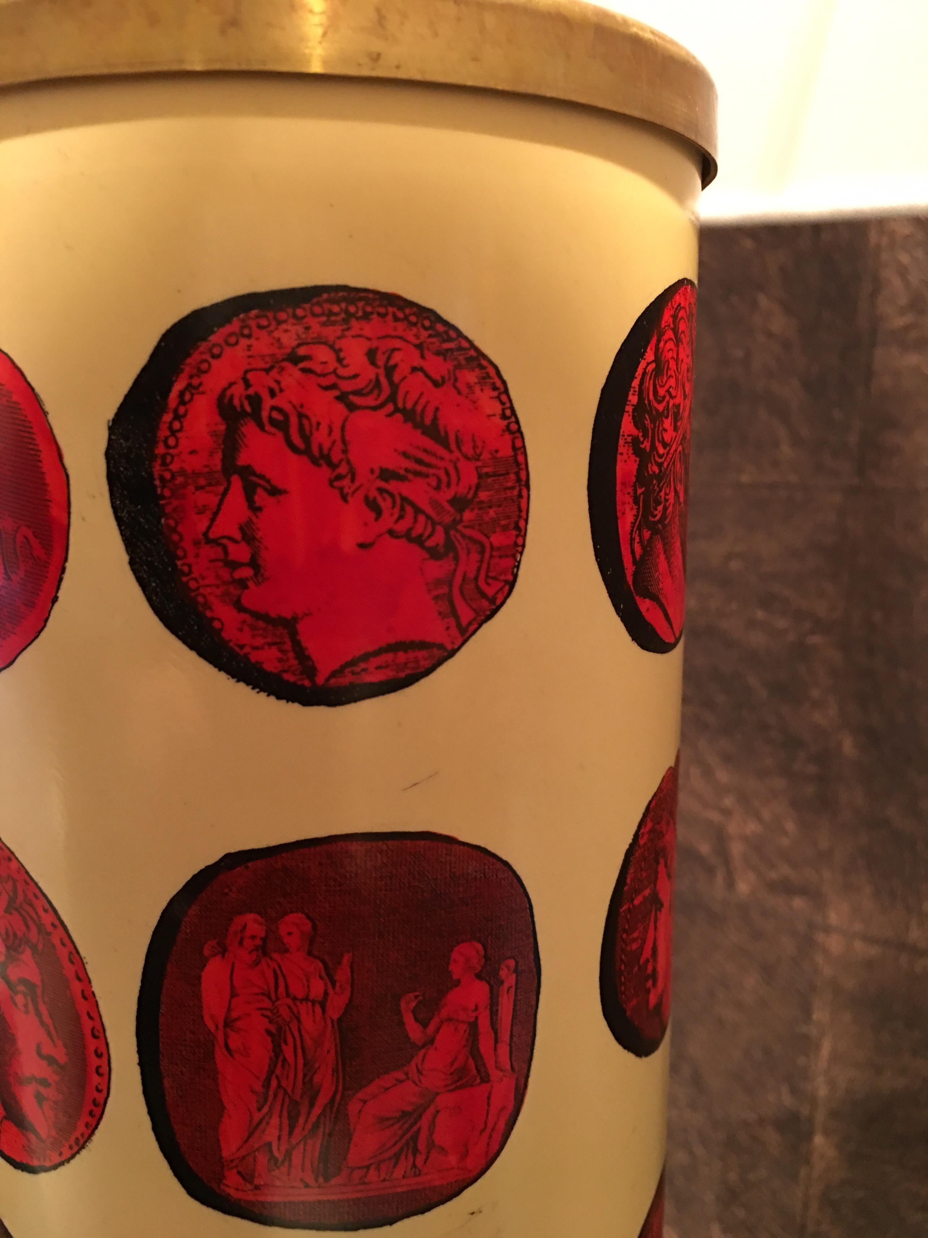 Lampe cylindrique en laiton moderne Cammei de style Piero Fornasetti en vente 2