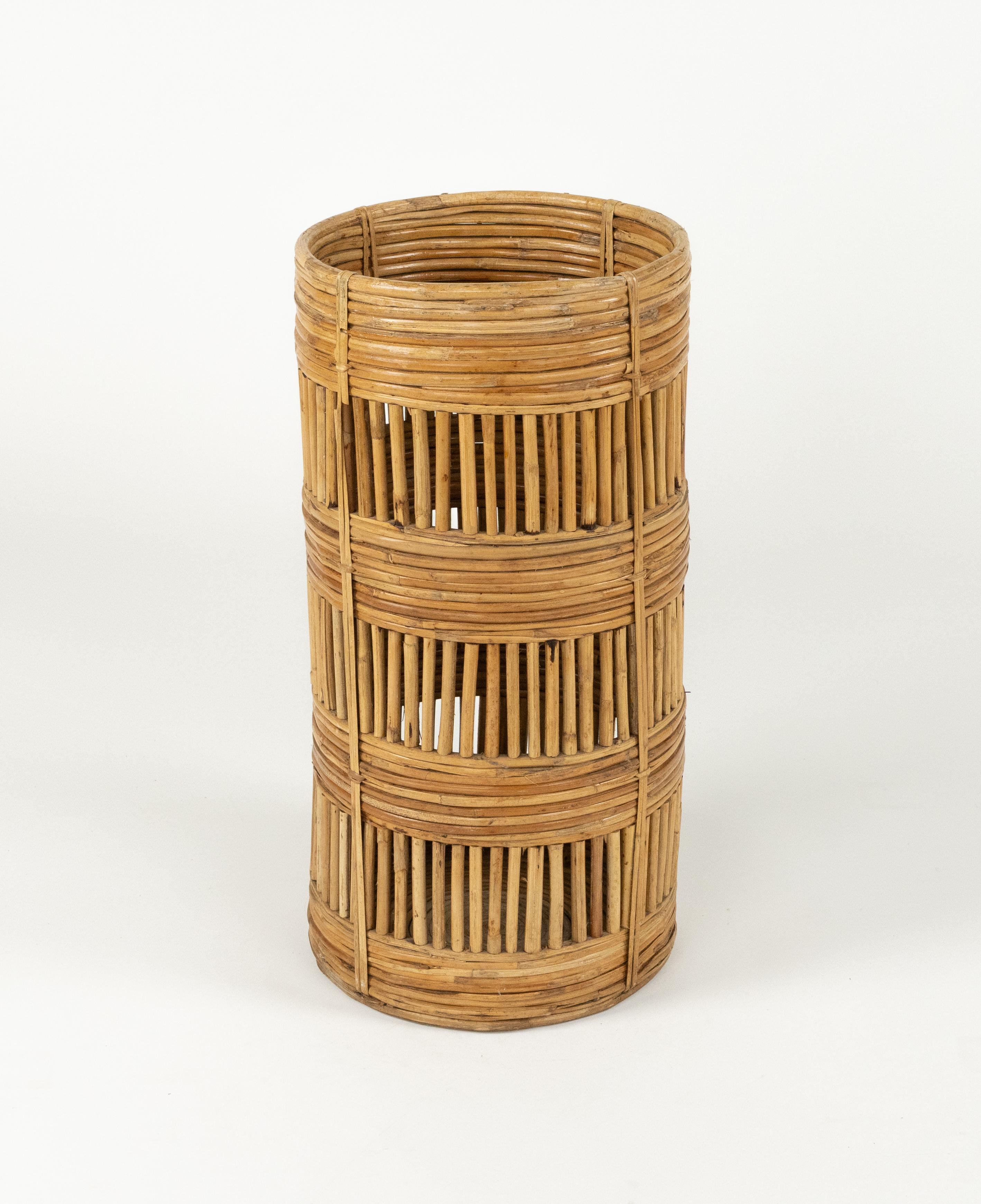 Magnifique porte-parapluie cylindrique du milieu du siècle en rotin et bambou.

Fabriqué en Italie dans les années 1960.  