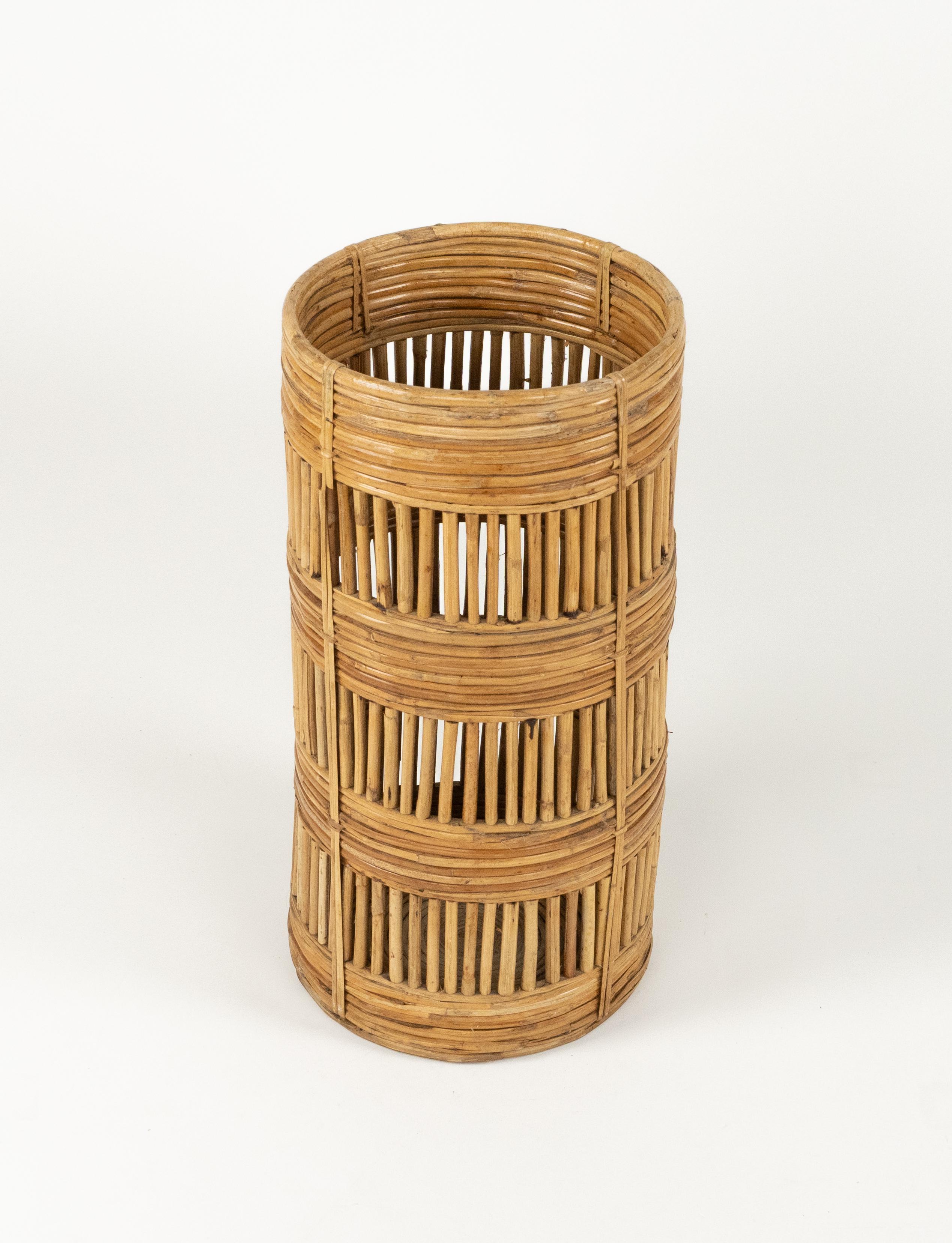 italien Porte-parapluies cylindrique en rotin et bambou, Italie, années 1970 en vente