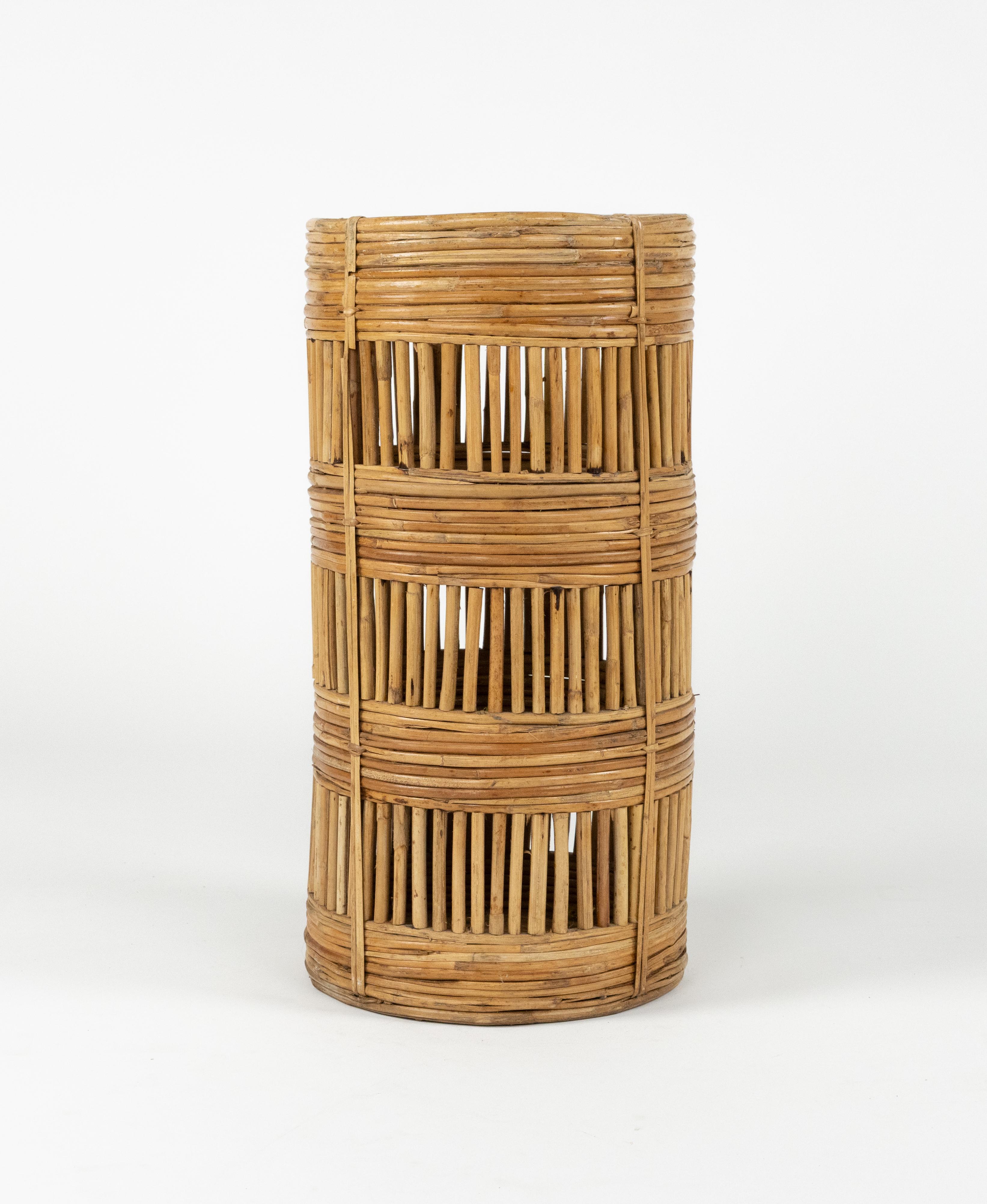 Porte-parapluies cylindrique en rotin et bambou, Italie, années 1970 Bon état - En vente à Rome, IT