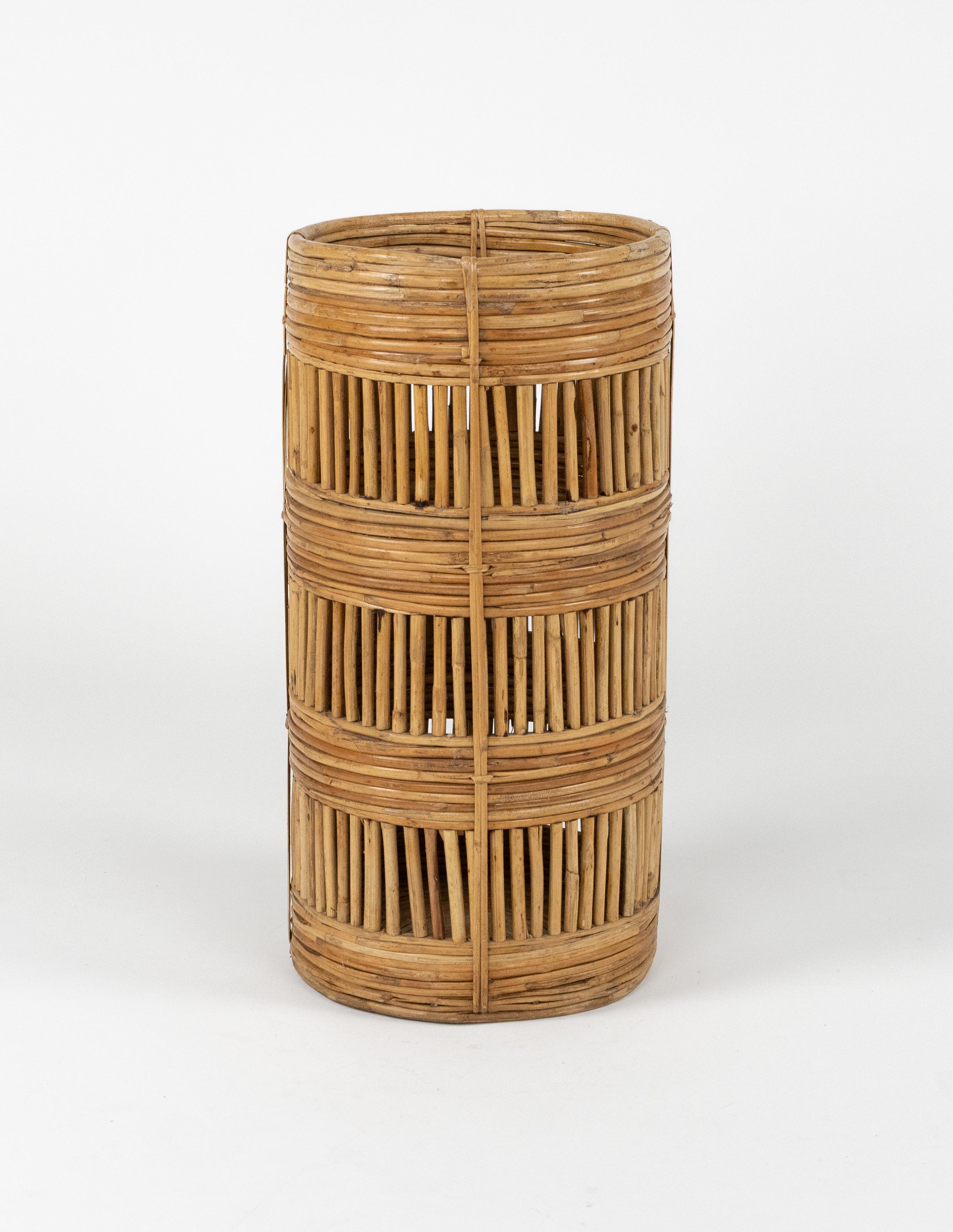 Porte-parapluies cylindrique en rotin et bambou, Italie, années 1970 en vente 1