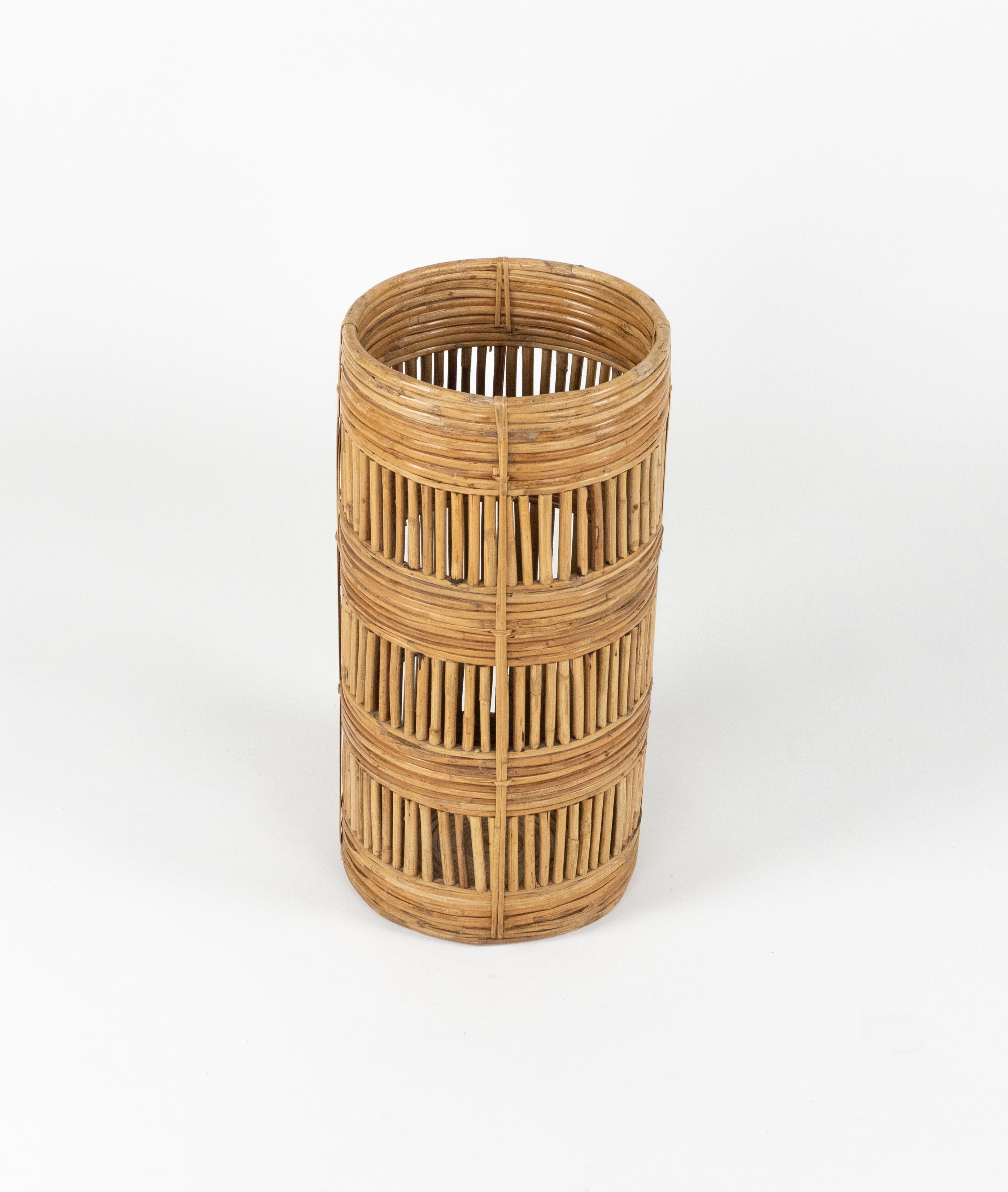 Porte-parapluies cylindrique en rotin et bambou, Italie, années 1970 en vente 2