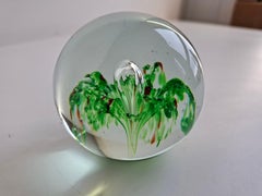 Pisapapeles de vidrio artístico checoslovaco de mediados de siglo, soplado a mano, circa 1960