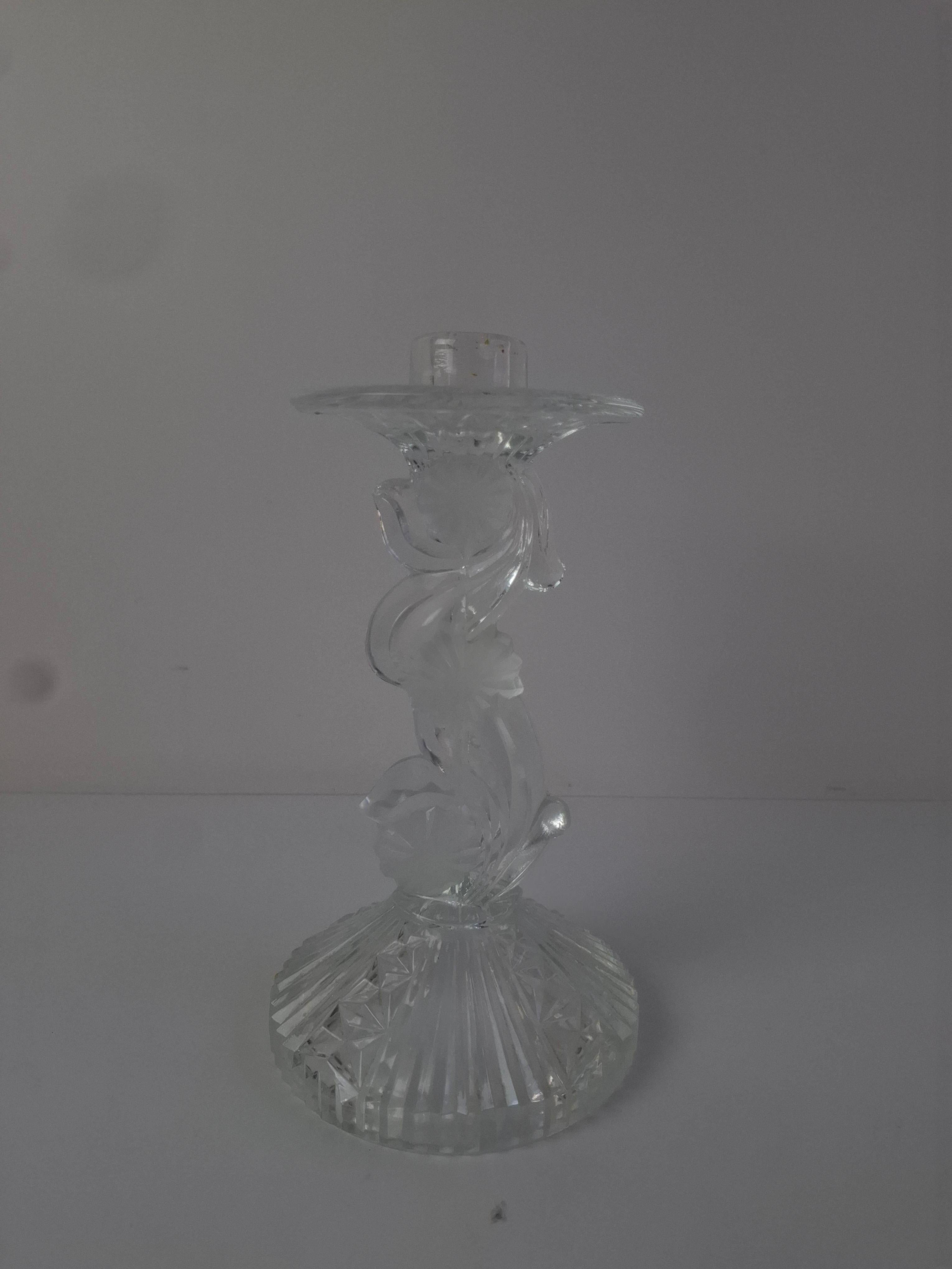 Ein Kerzenhalter aus geschliffenem Glas aus der Mitte des 20. Jahrhunderts, der in der Tschechoslowakei hergestellt wurde und eine skulpturale Form mit einem stark strukturierten Sockel und feinen feuerpolierten Details aufweist. Seine Konstruktion