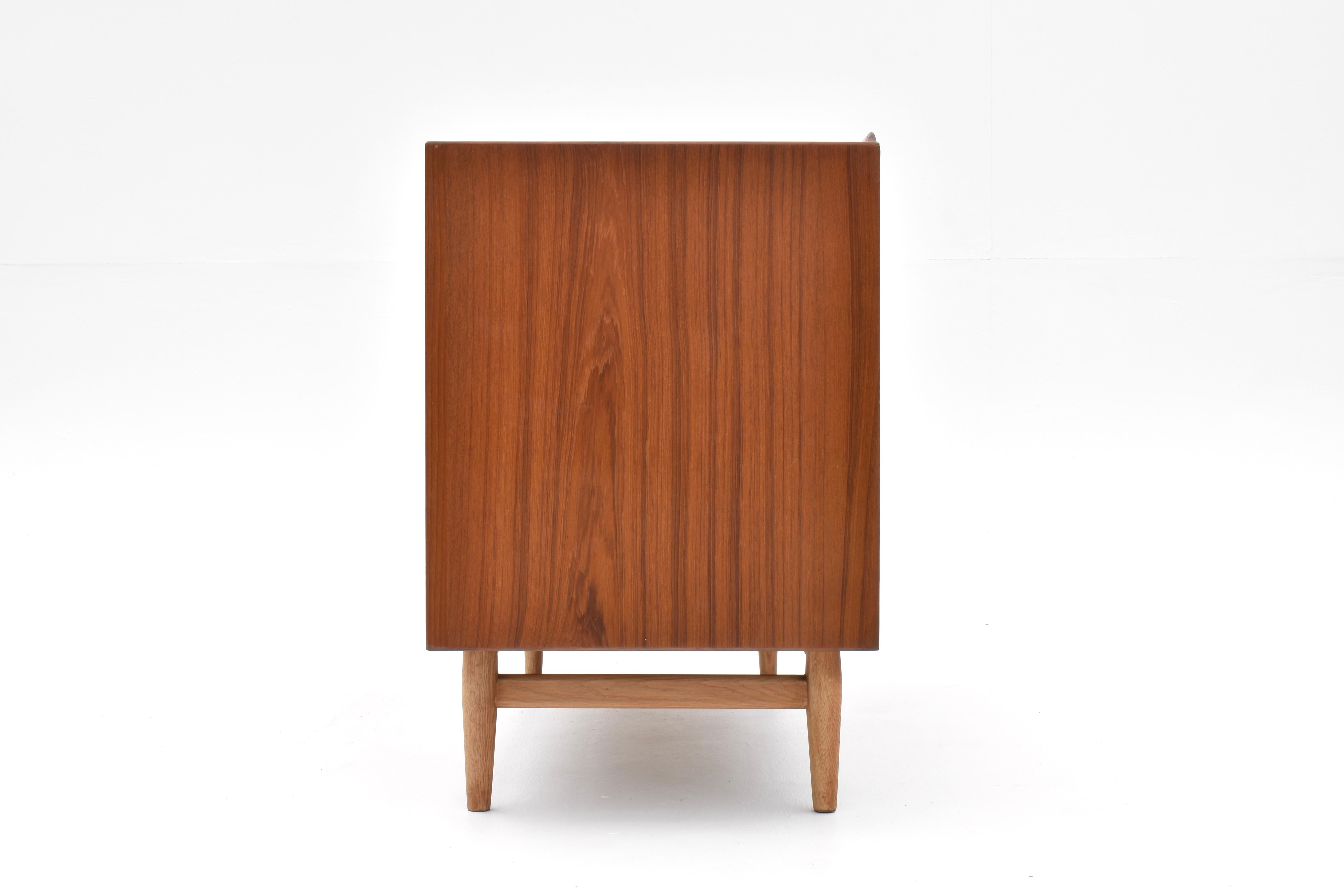 Credenza danese di metà secolo Arne Vodder modello OS11 in teak e Oak per Sibast in vendita 3
