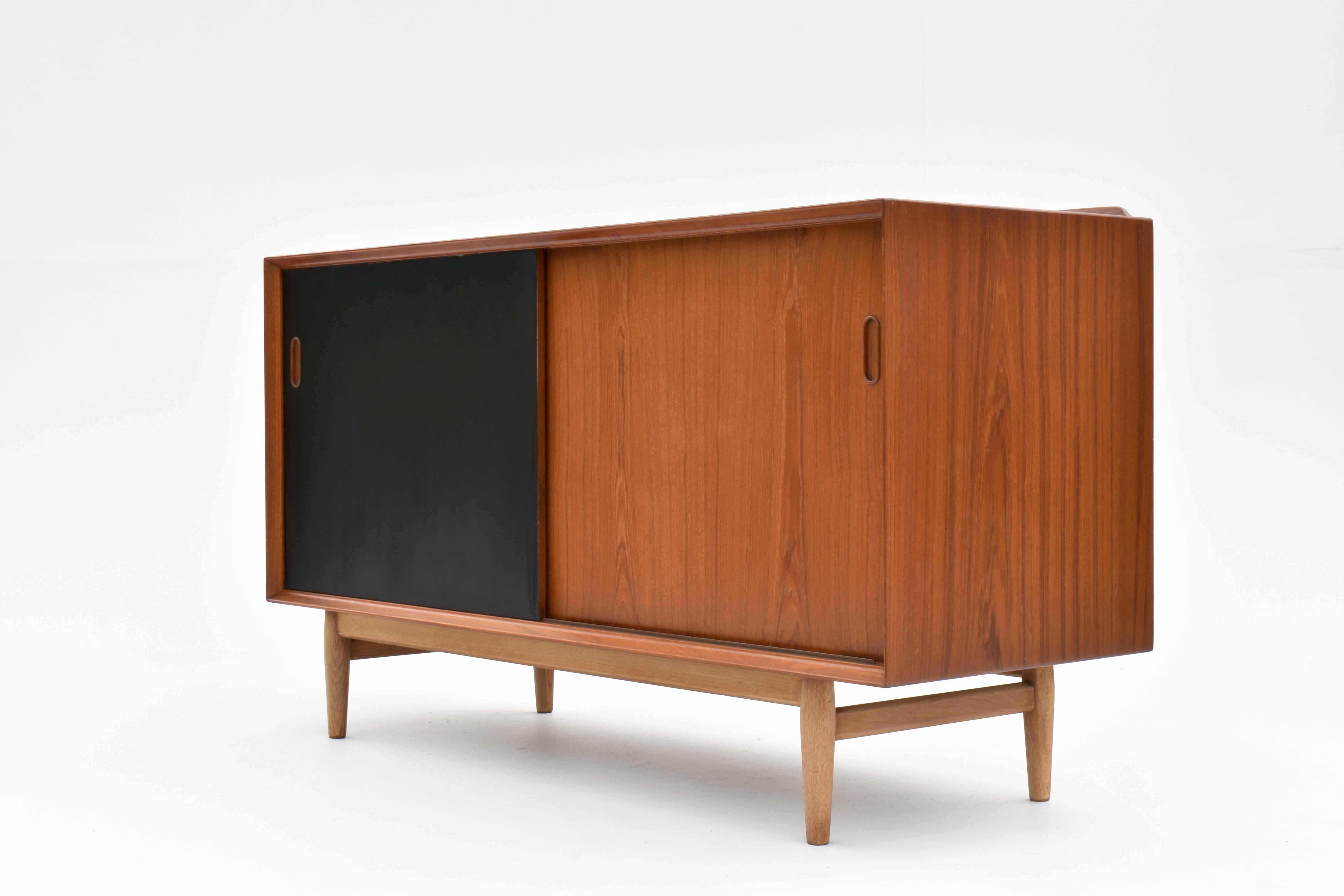 Arne Vodder Modello OS 11 Credenza in Teak e Oak per Sibast.

Fa parte della pluripremiata serie di credenze 