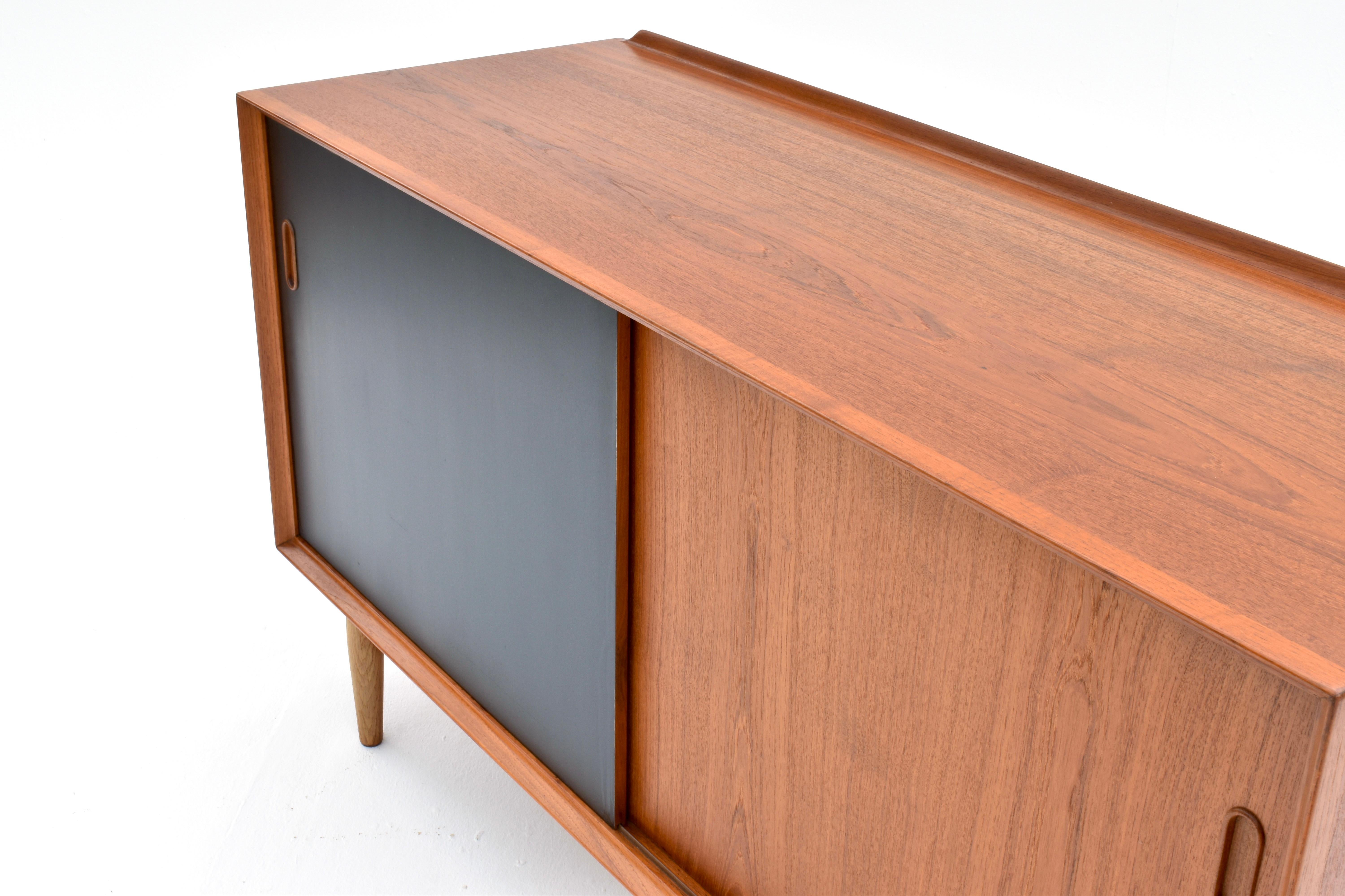 Scandinavo moderno Credenza danese di metà secolo Arne Vodder modello OS11 in teak e Oak per Sibast in vendita
