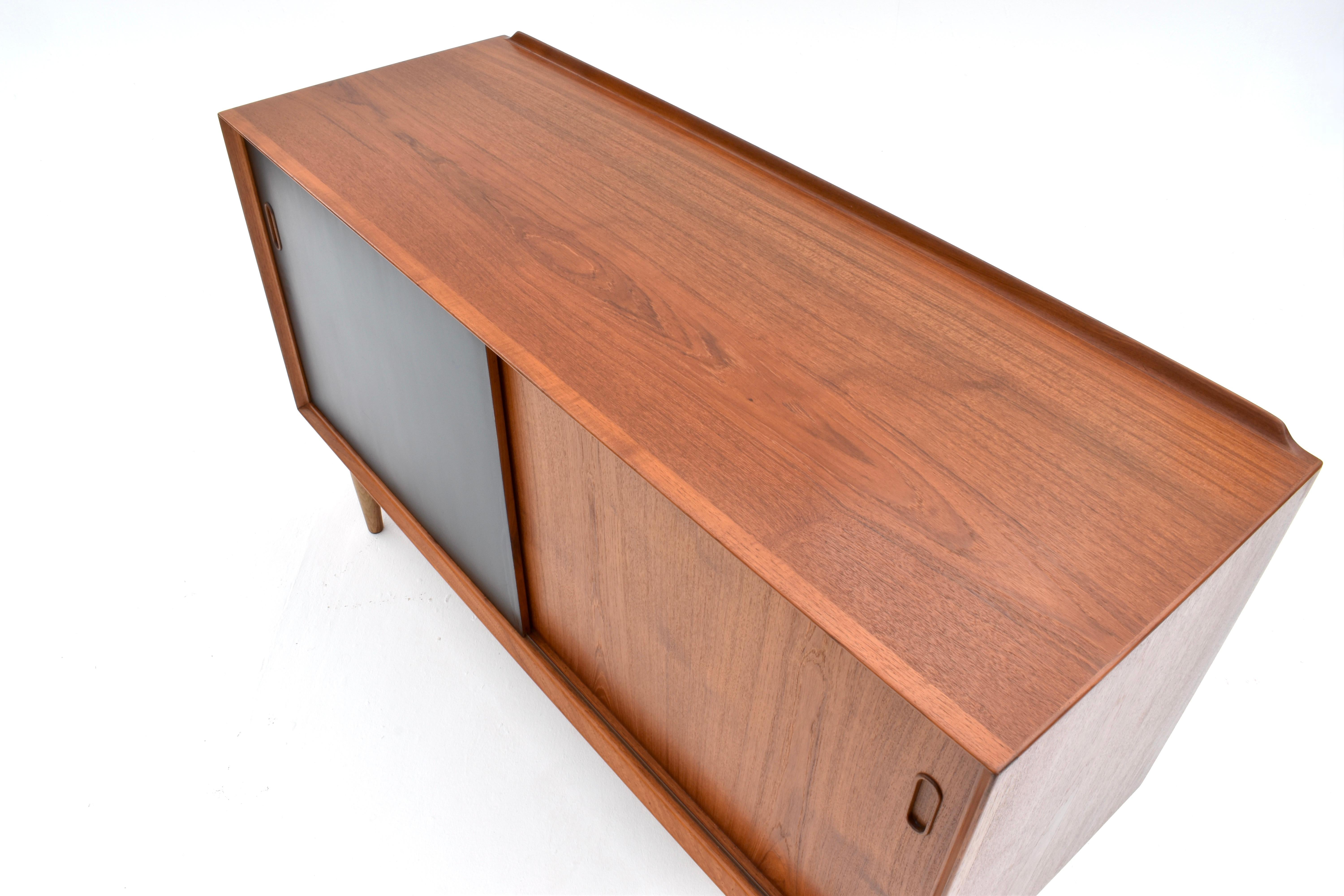 Danese Credenza danese di metà secolo Arne Vodder modello OS11 in teak e Oak per Sibast in vendita