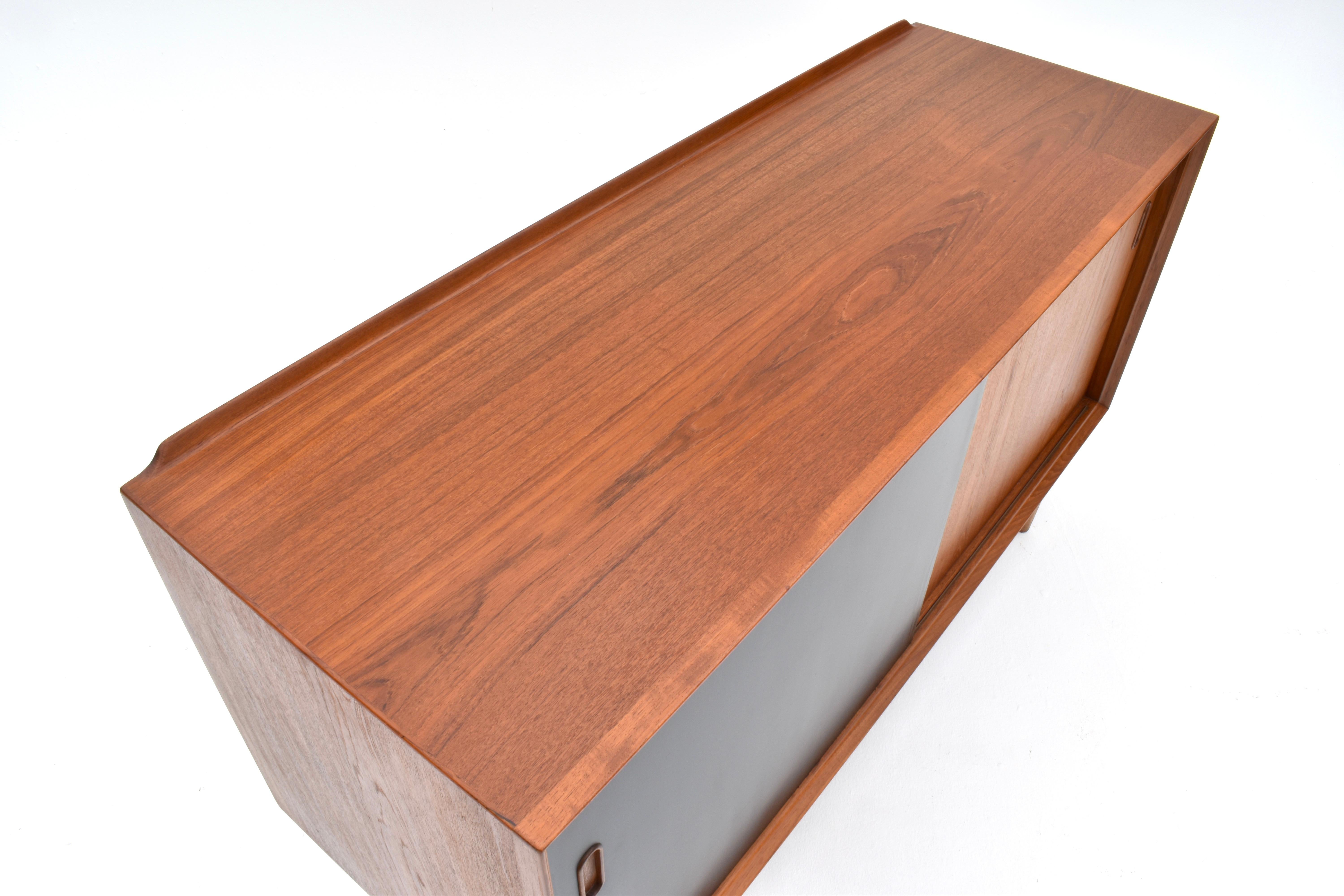 Credenza danese di metà secolo Arne Vodder modello OS11 in teak e Oak per Sibast In condizioni buone in vendita a Shepperton, Surrey