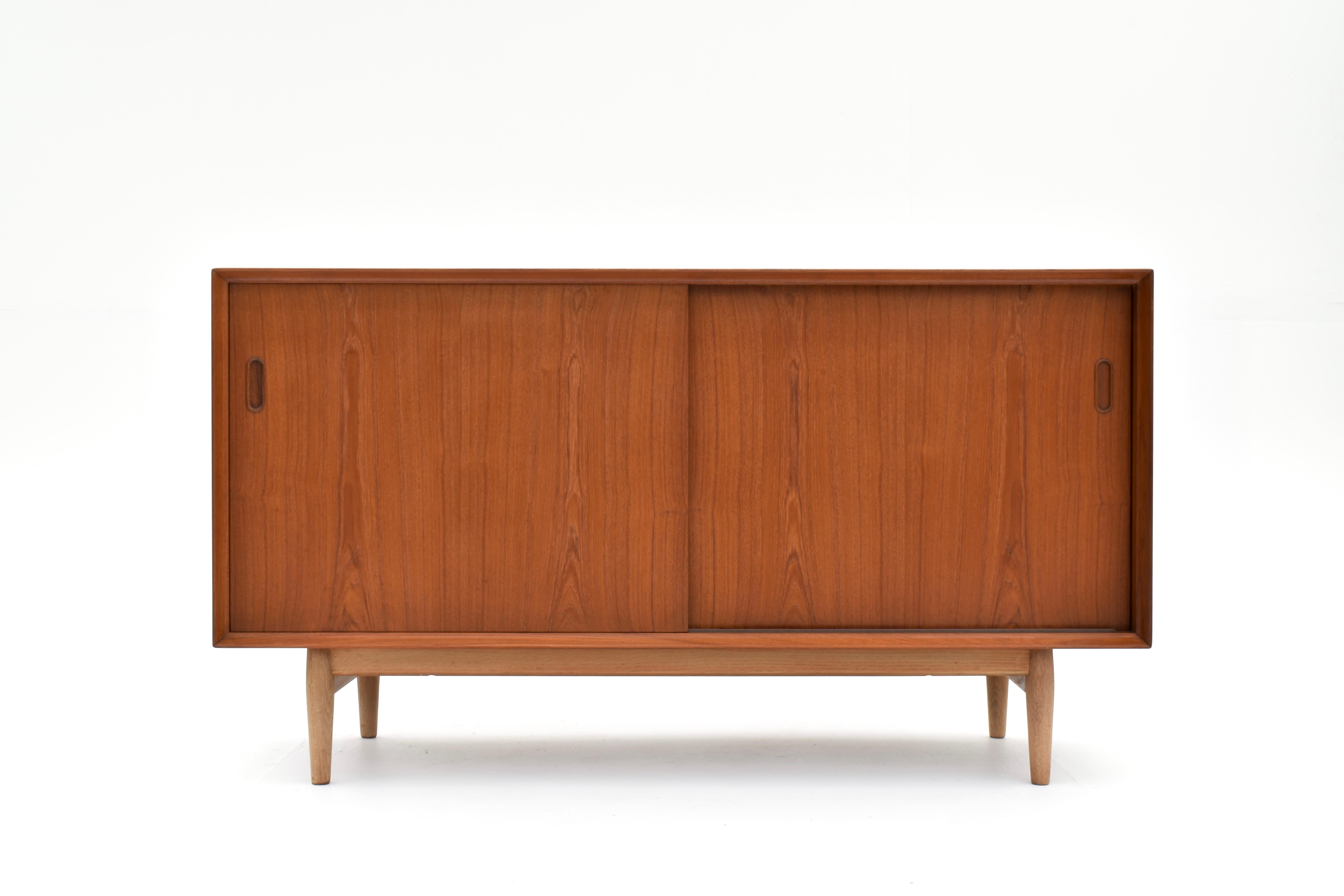 Metà XX secolo Credenza danese di metà secolo Arne Vodder modello OS11 in teak e Oak per Sibast in vendita