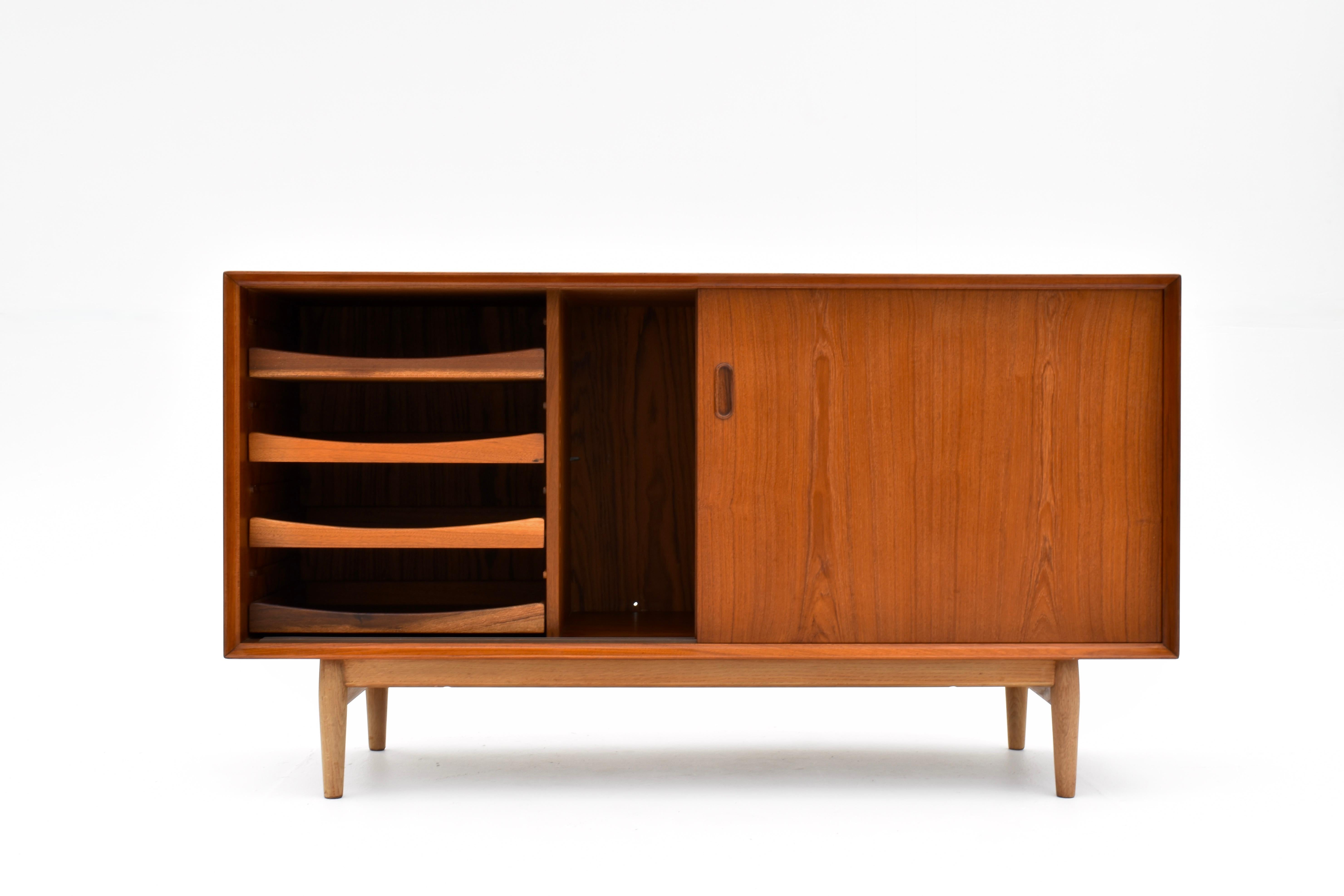Quercia Credenza danese di metà secolo Arne Vodder modello OS11 in teak e Oak per Sibast in vendita