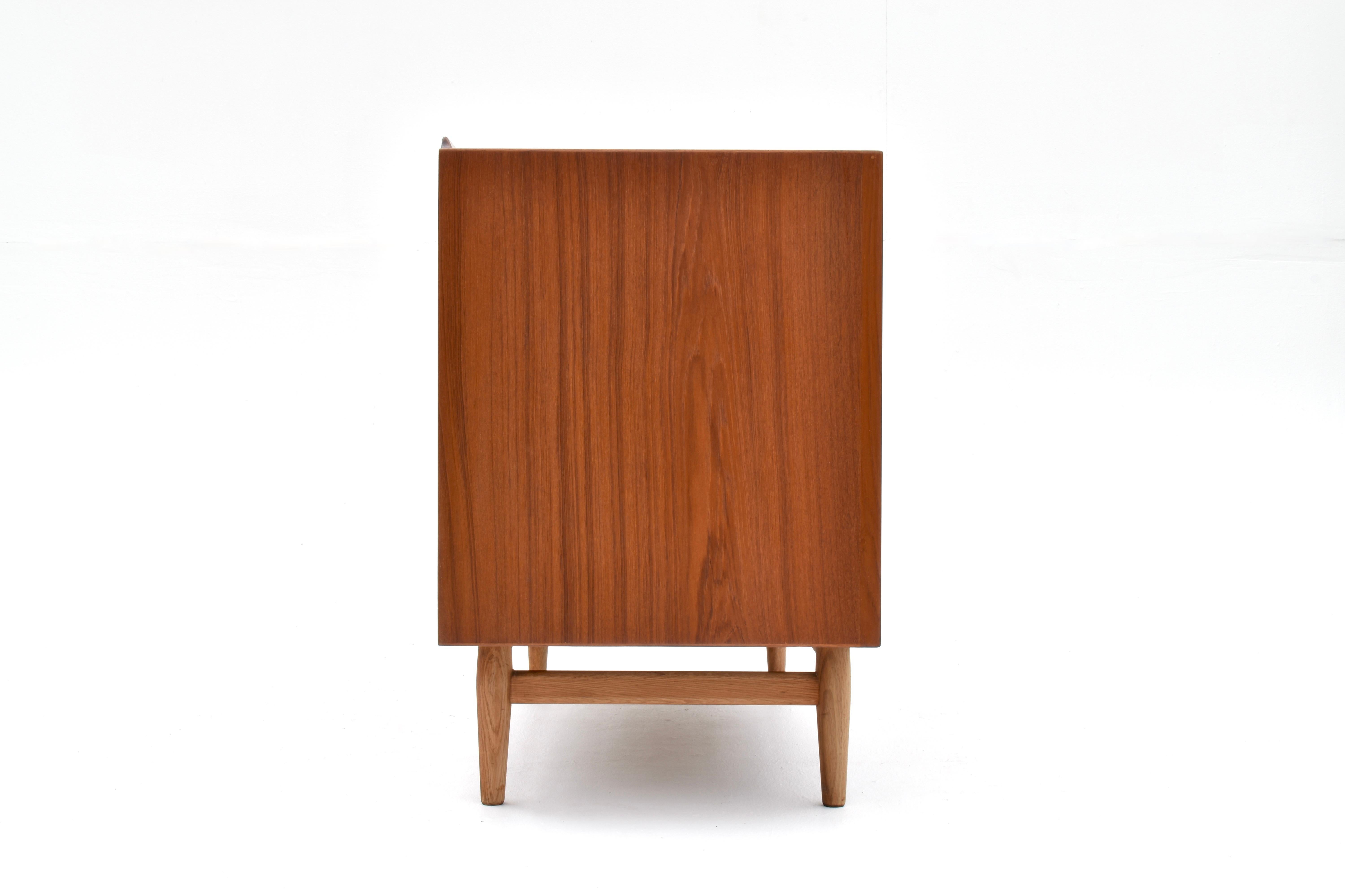 Credenza danese di metà secolo Arne Vodder modello OS11 in teak e Oak per Sibast in vendita 2
