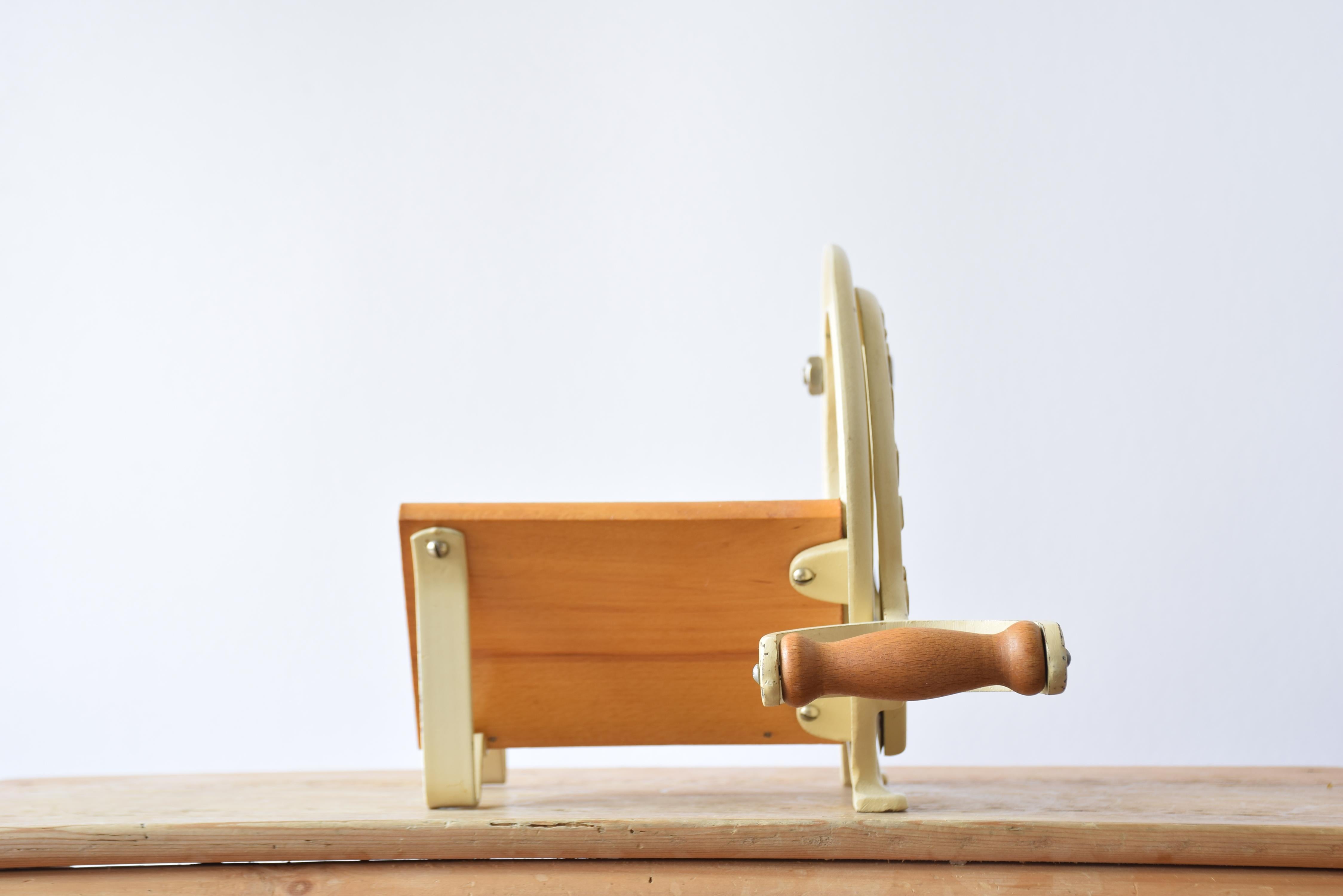Mid-Century Modern Tranche-pain danois du milieu du siècle beige et or par Ove Larsen pour Raadvad, années 1950 en vente