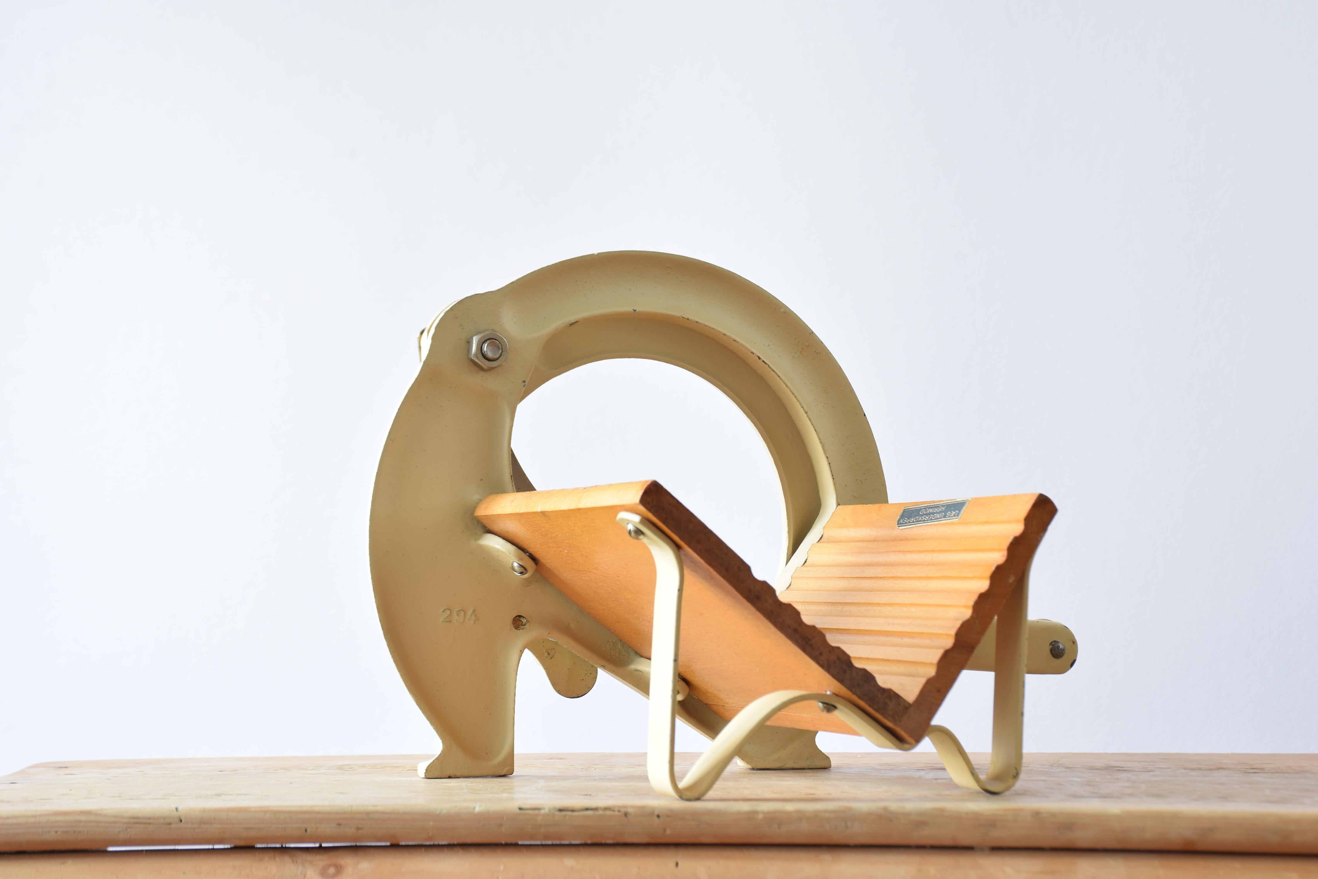 Danois Tranche-pain danois du milieu du siècle beige et or par Ove Larsen pour Raadvad, années 1950 en vente