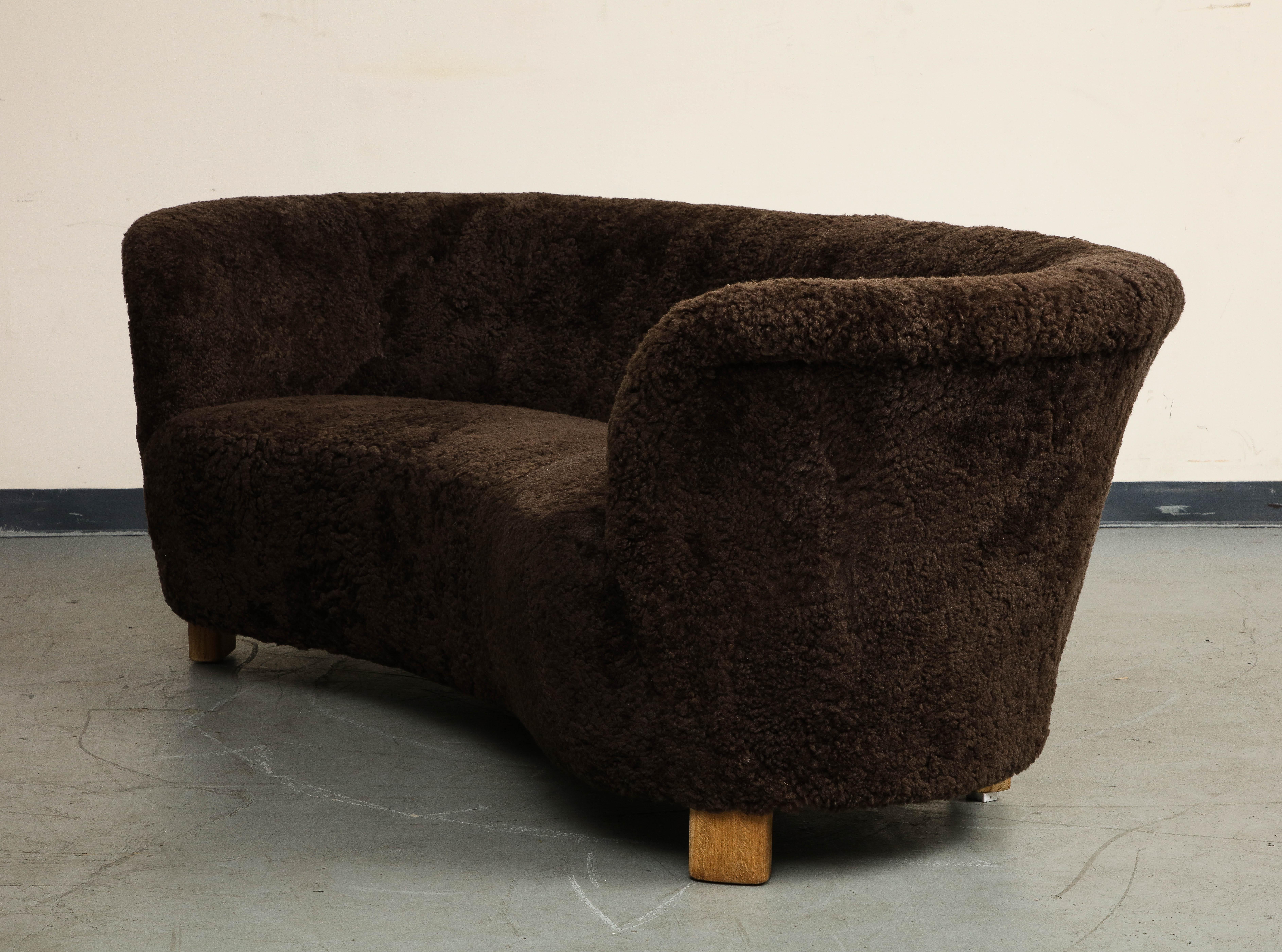 Dänisches geschwungenes Sofa aus braunem Shearling aus der Mitte des Jahrhunderts, Flemming Lassen zugeschrieben im Angebot 4