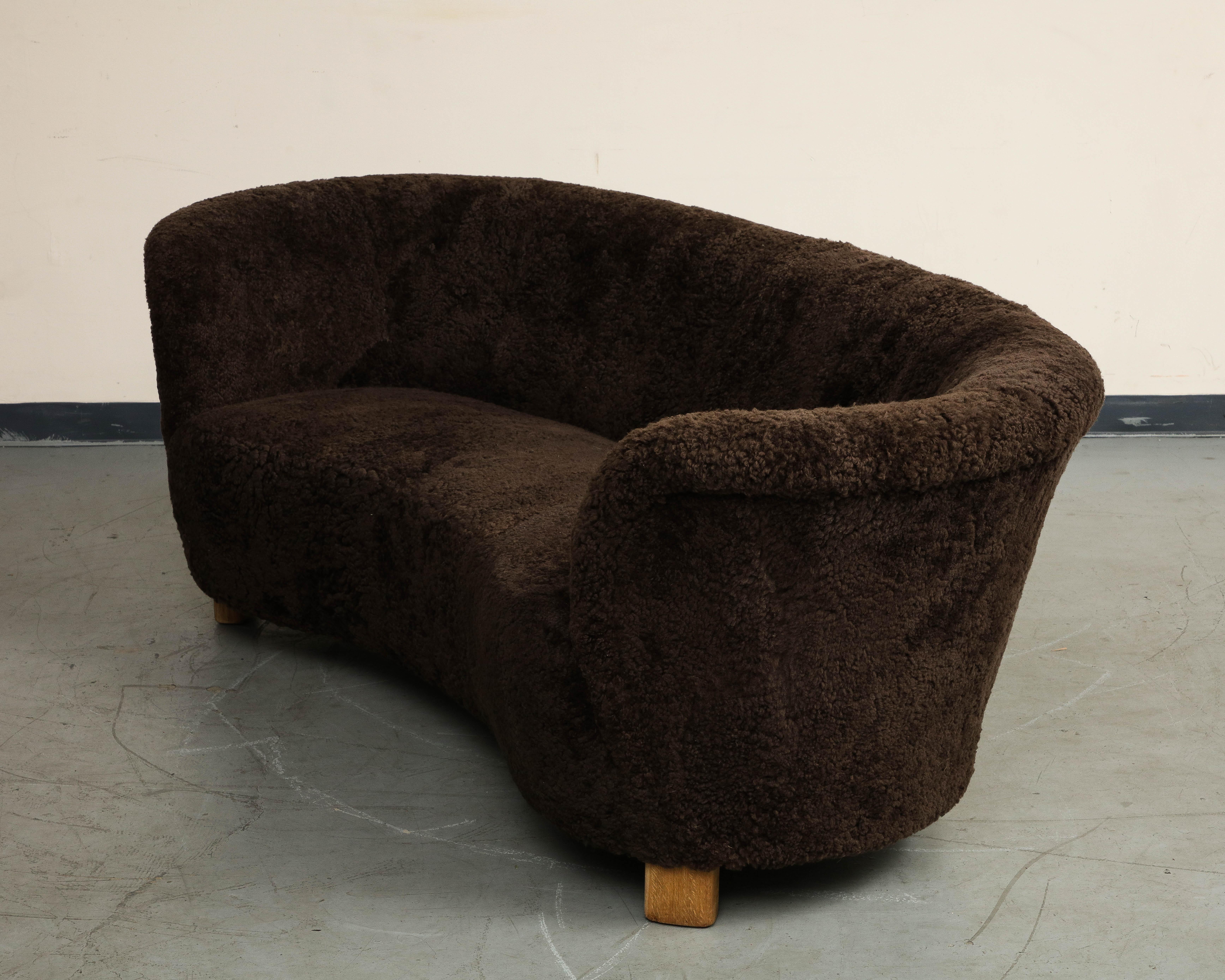 Dänisches geschwungenes Sofa aus braunem Shearling aus der Mitte des Jahrhunderts, Flemming Lassen zugeschrieben im Angebot 5