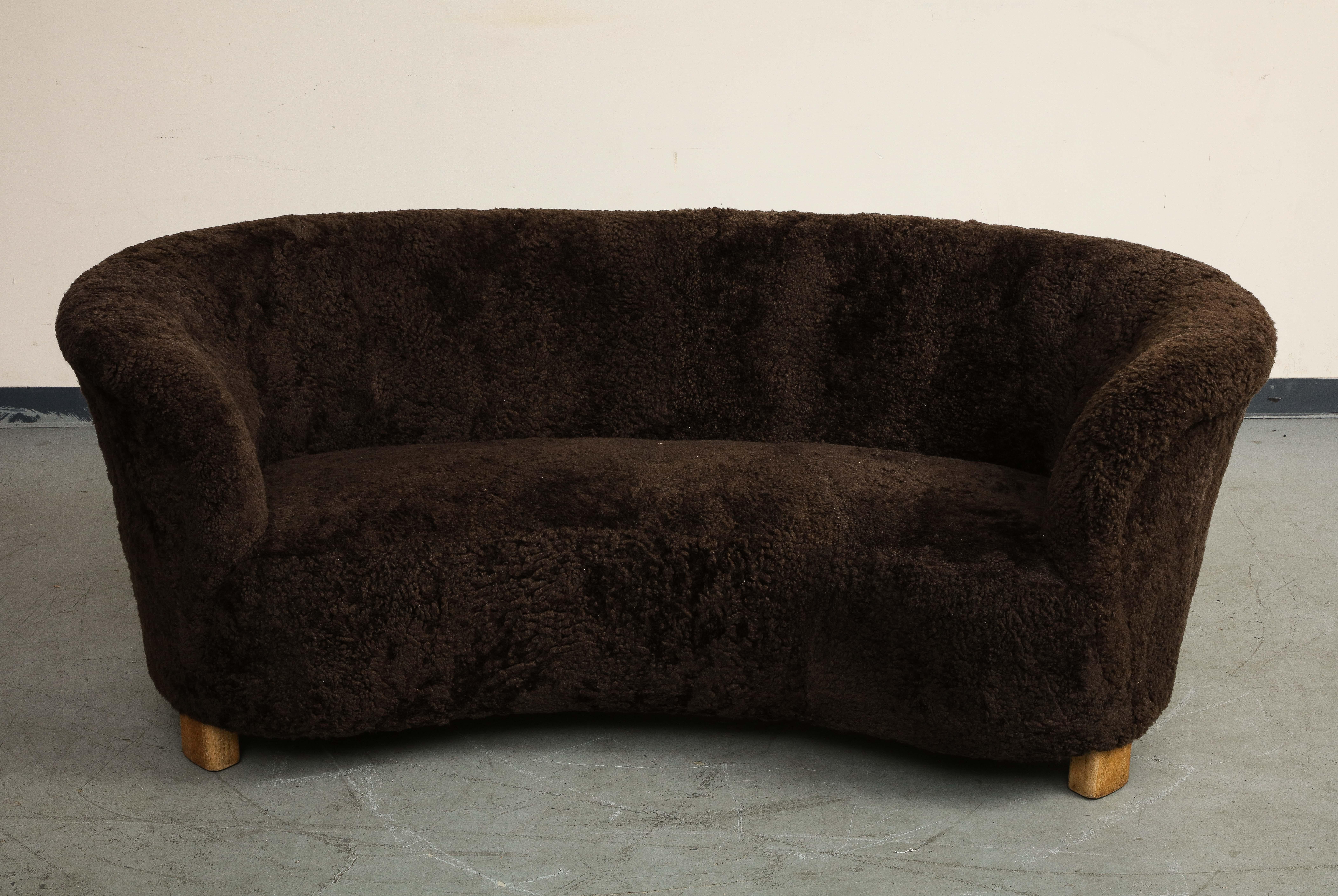 Dänisches geschwungenes Sofa aus braunem Shearling aus der Mitte des Jahrhunderts, Flemming Lassen zugeschrieben im Angebot 6