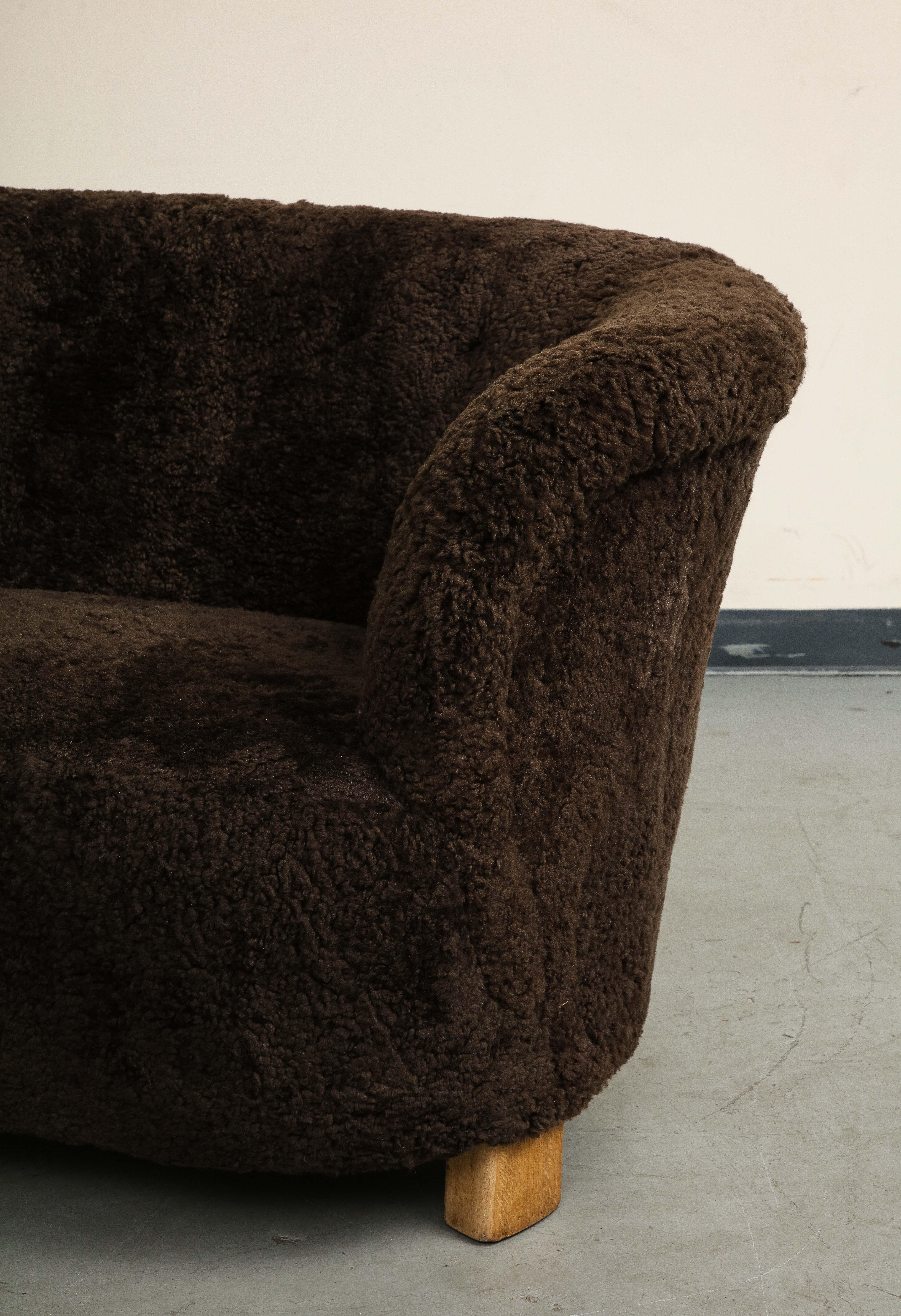 Dänisches geschwungenes Sofa aus braunem Shearling aus der Mitte des Jahrhunderts, Flemming Lassen zugeschrieben im Angebot 9