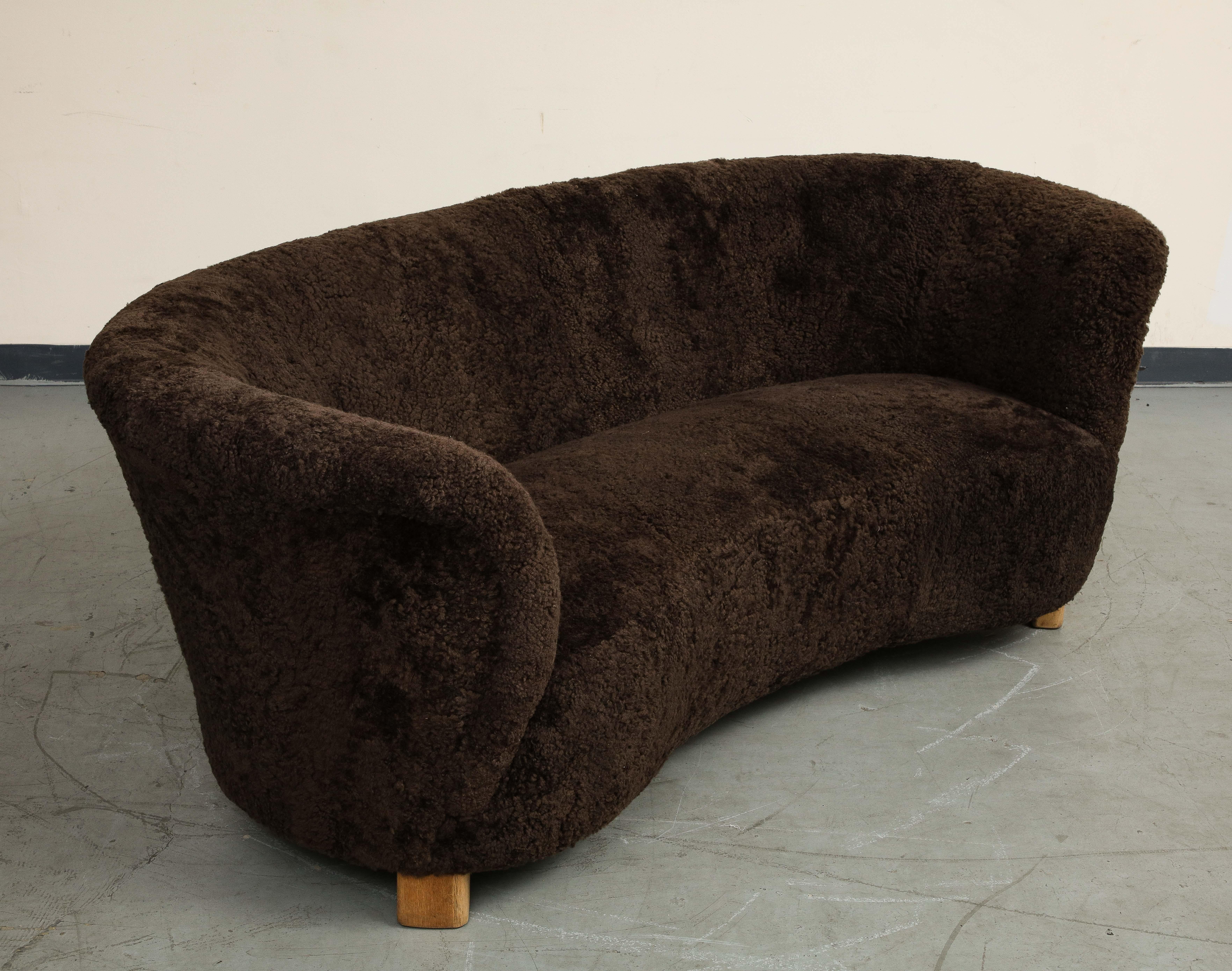 Dänisches geschwungenes Sofa aus braunem Shearling aus der Mitte des Jahrhunderts, Flemming Lassen zugeschrieben im Zustand „Gut“ im Angebot in Chicago, IL