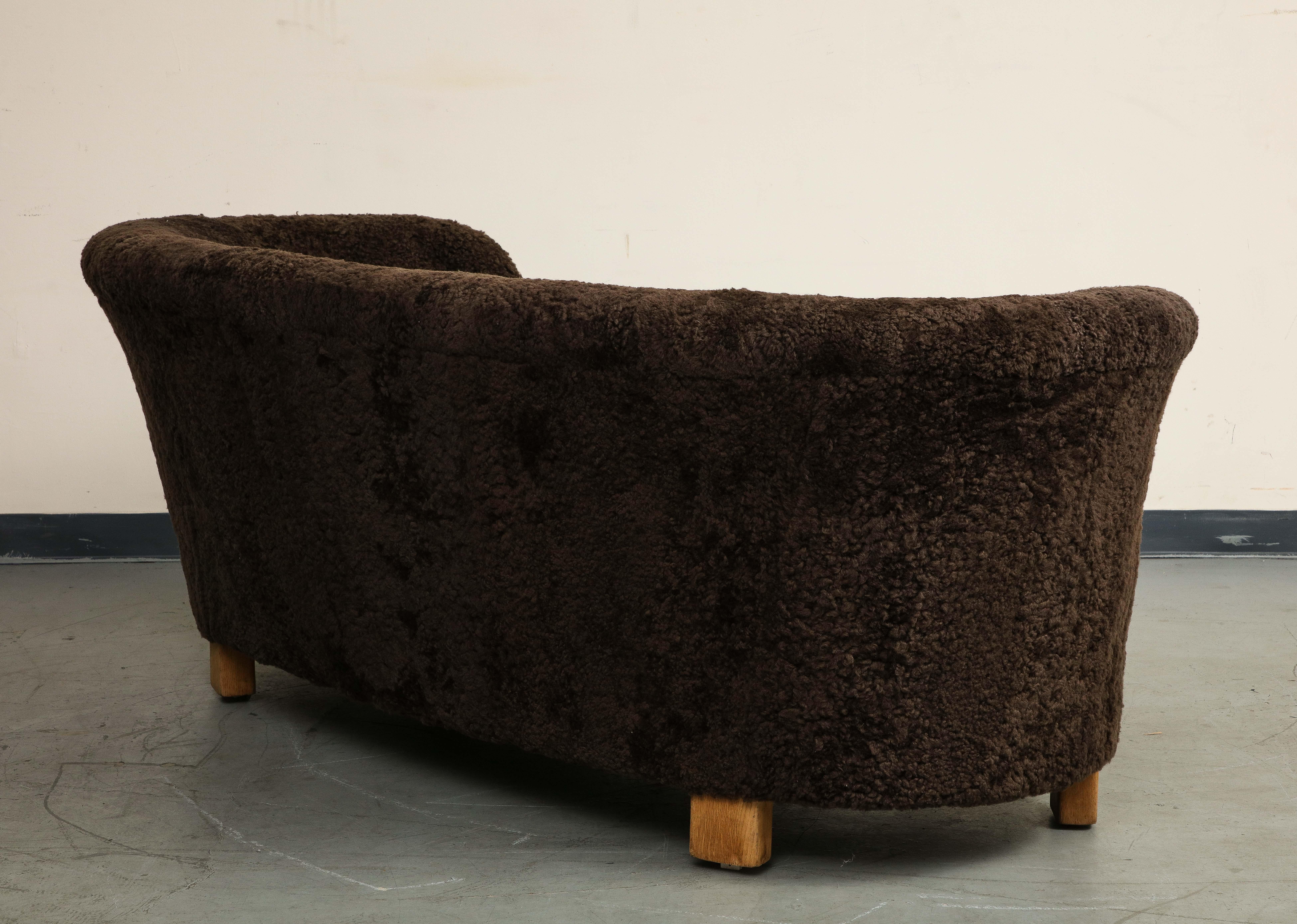 Dänisches geschwungenes Sofa aus braunem Shearling aus der Mitte des Jahrhunderts, Flemming Lassen zugeschrieben (Wolle) im Angebot