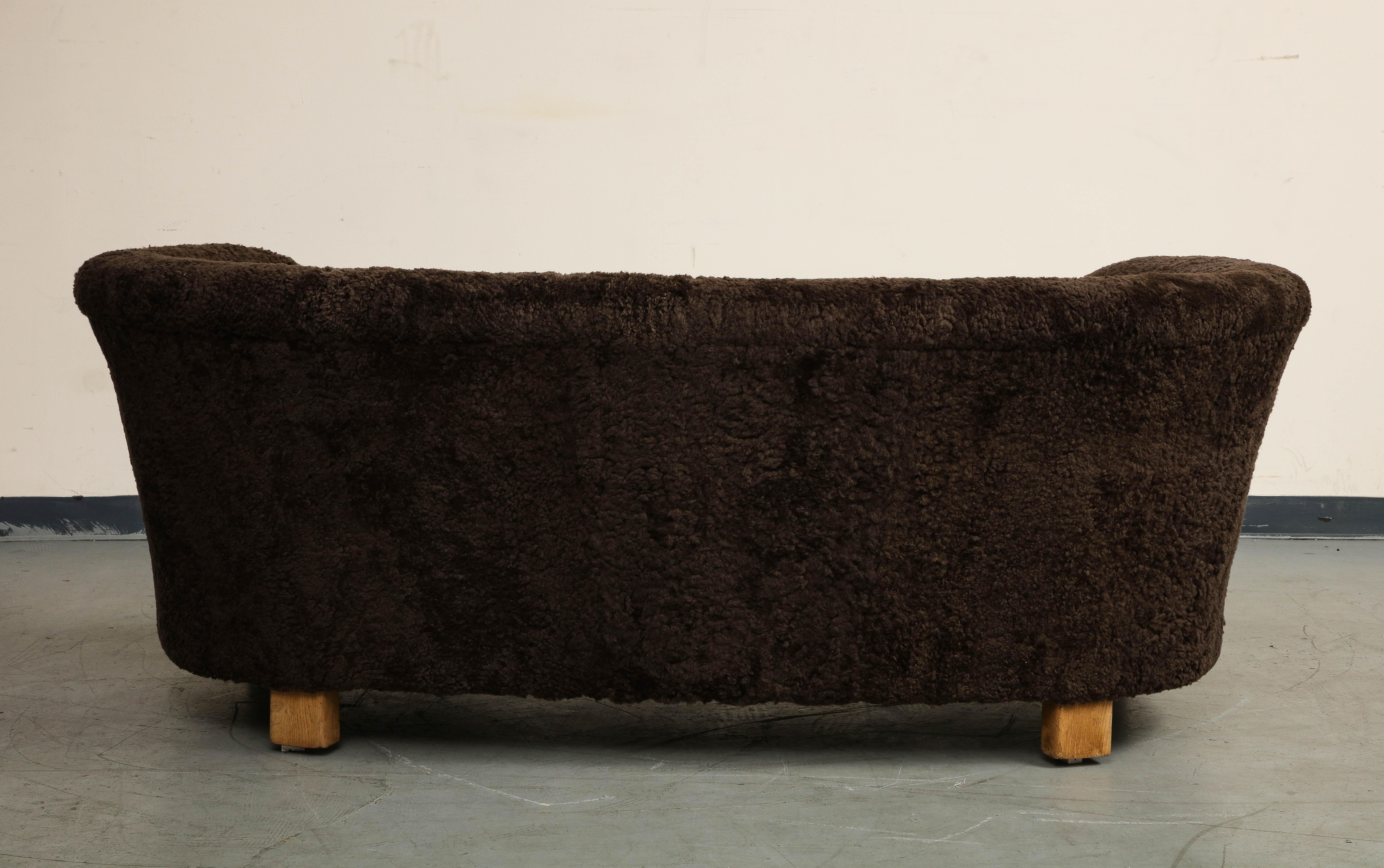 Dänisches geschwungenes Sofa aus braunem Shearling aus der Mitte des Jahrhunderts, Flemming Lassen zugeschrieben im Angebot 1