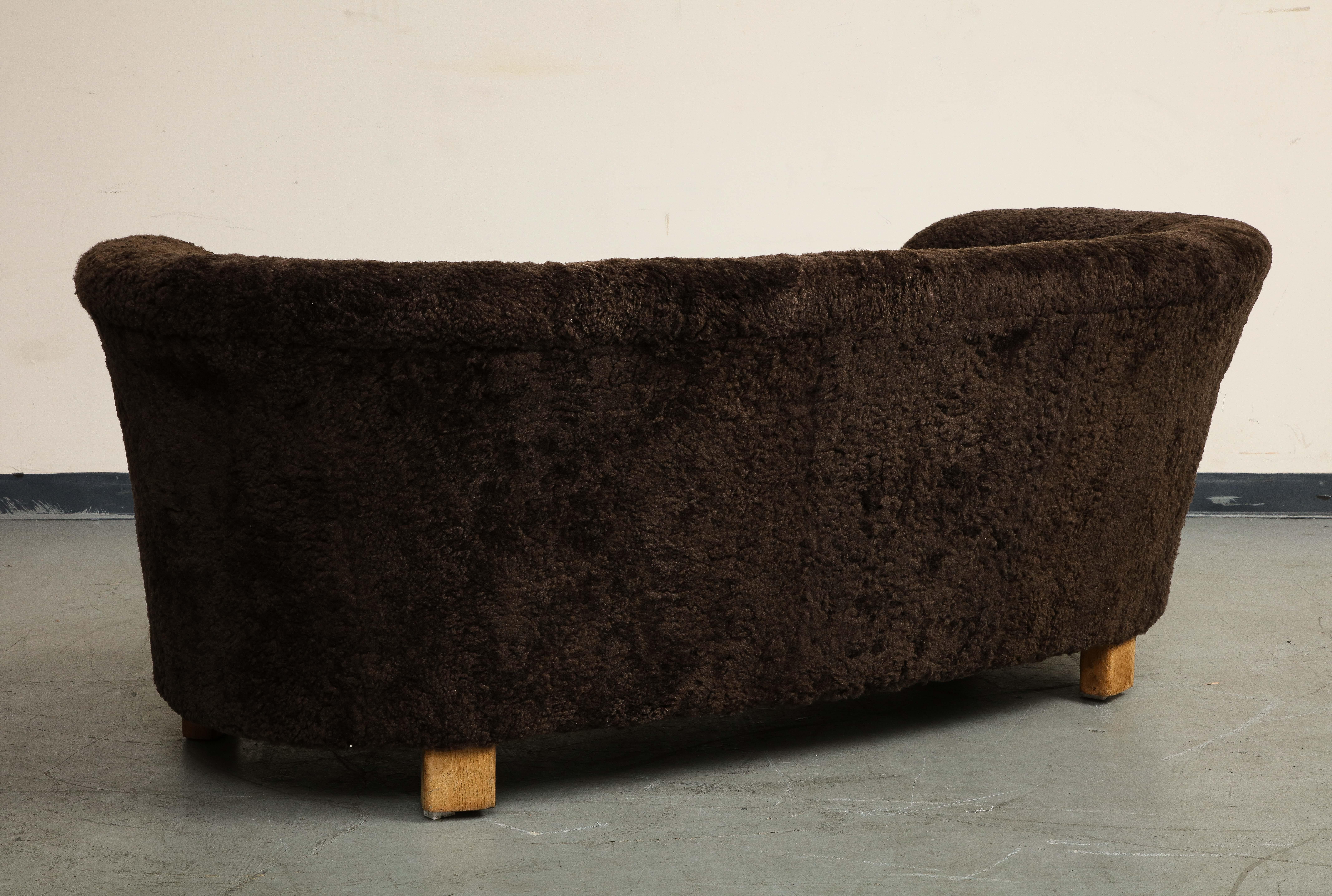 Dänisches geschwungenes Sofa aus braunem Shearling aus der Mitte des Jahrhunderts, Flemming Lassen zugeschrieben im Angebot 2