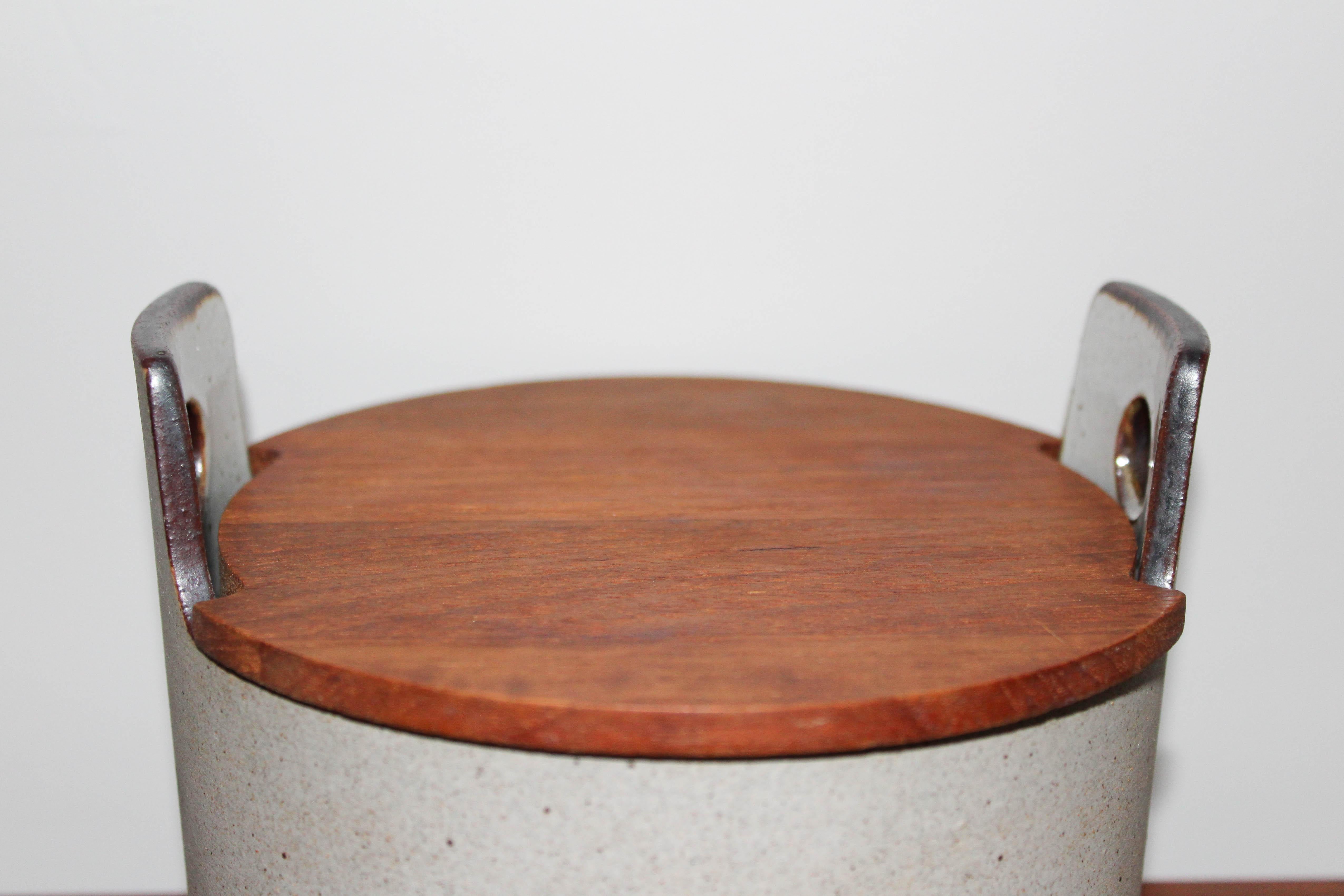 Midcentury Danish Ceramic Bowl with Teak Lid by Knabstrup Atelier In Good Condition For Sale In Malmo, SE