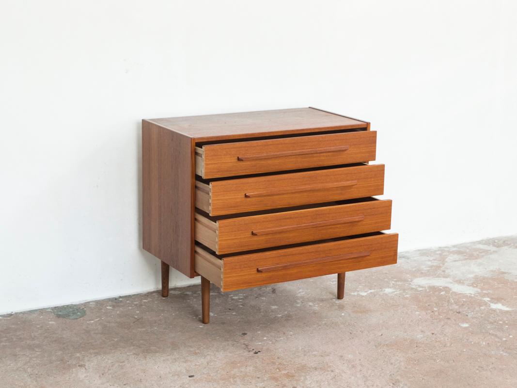 Mid-Century Modern Midcentury Danish Chest of 4 Drawers in Teak with Straight Long Drawer Handle
