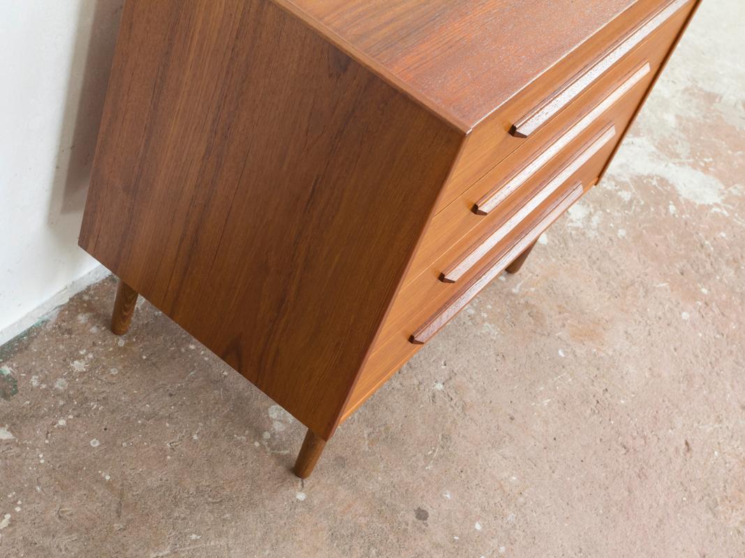 Midcentury Danish Chest of 4 Drawers in Teak with Straight Long Drawer Handle In Good Condition In Beveren, BE