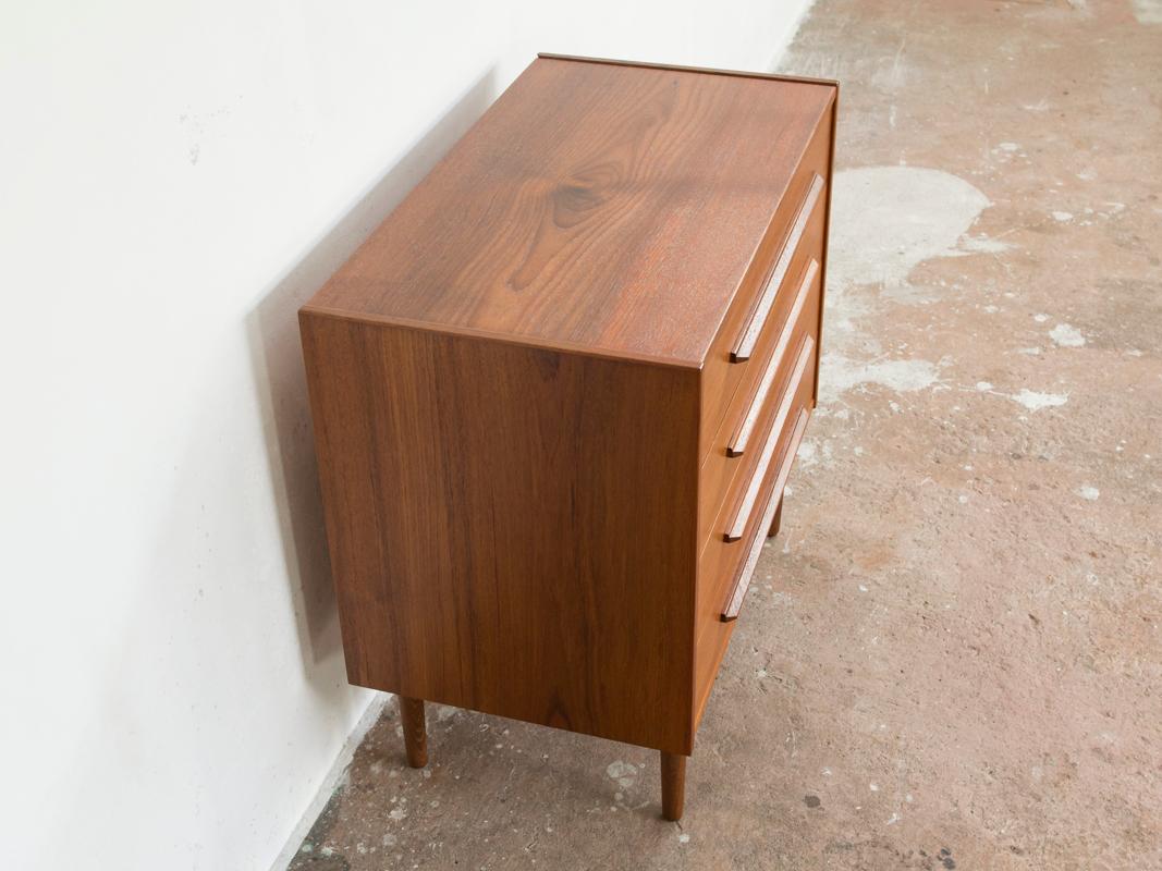 20th Century Midcentury Danish Chest of 4 Drawers in Teak with Straight Long Drawer Handle