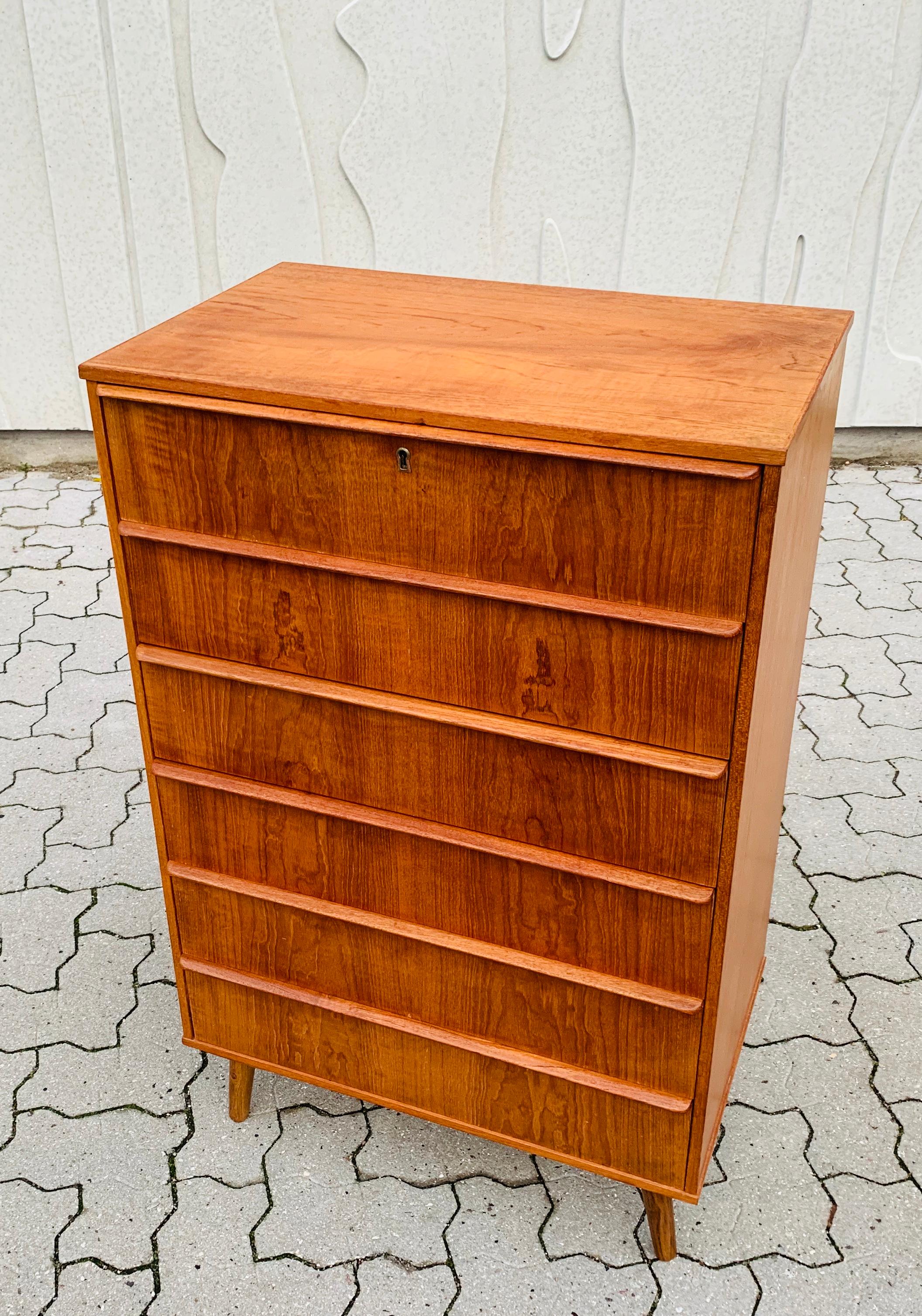 Midcentury chest of drawers made of teak with incredible wooden grains, very good condition, great dimensions for any modern home, H101, W63, D40 cm 